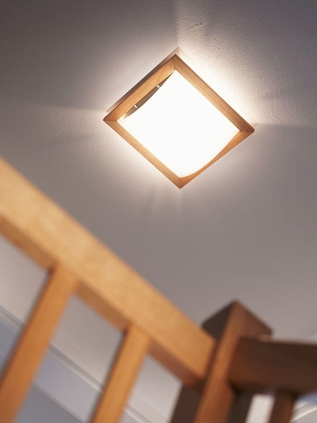 Stella – stropné svietidlo s drevom a lunopalom