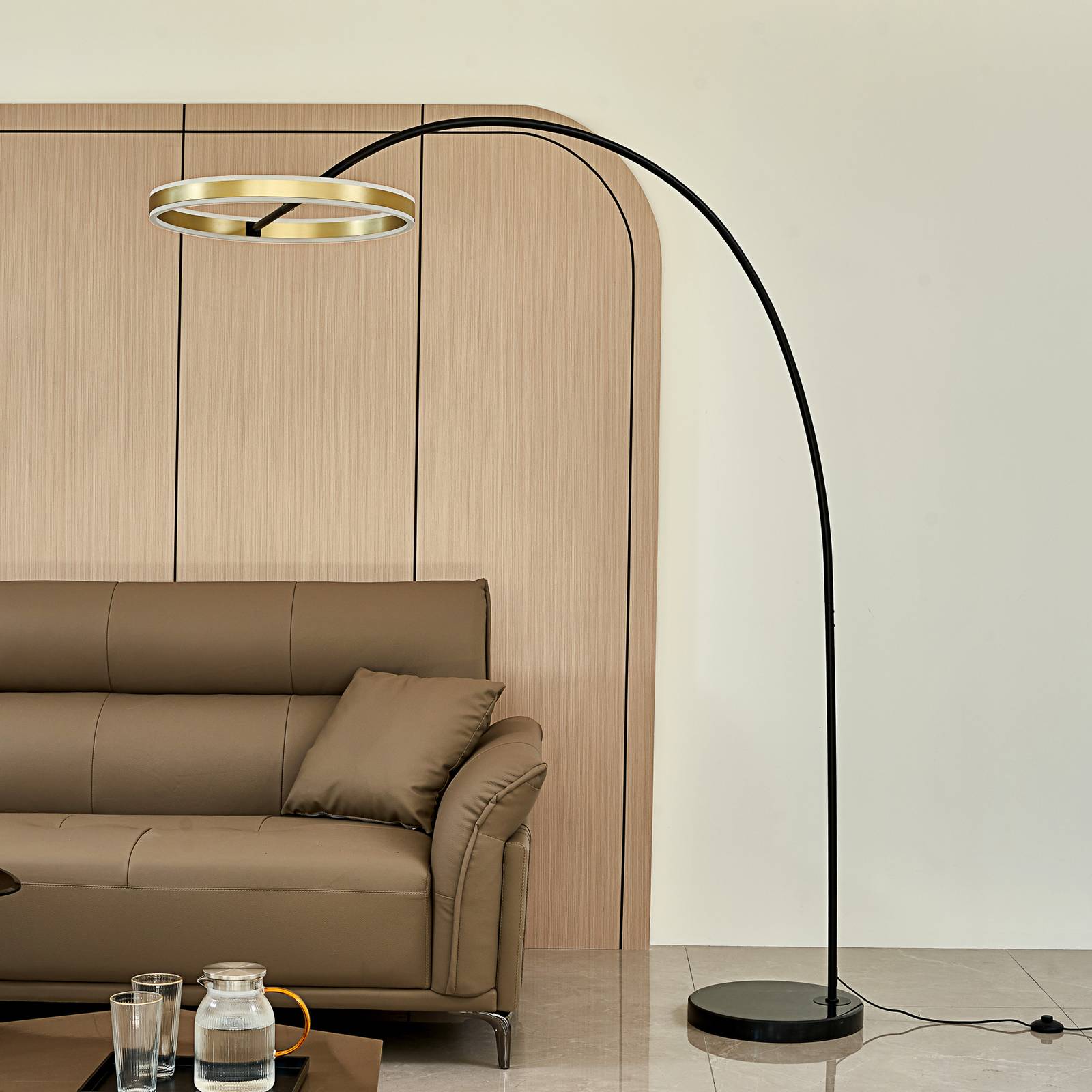 Lucande Lucande LED oblouková stojací lampa Yekta, 3stupňová, mosazná barva