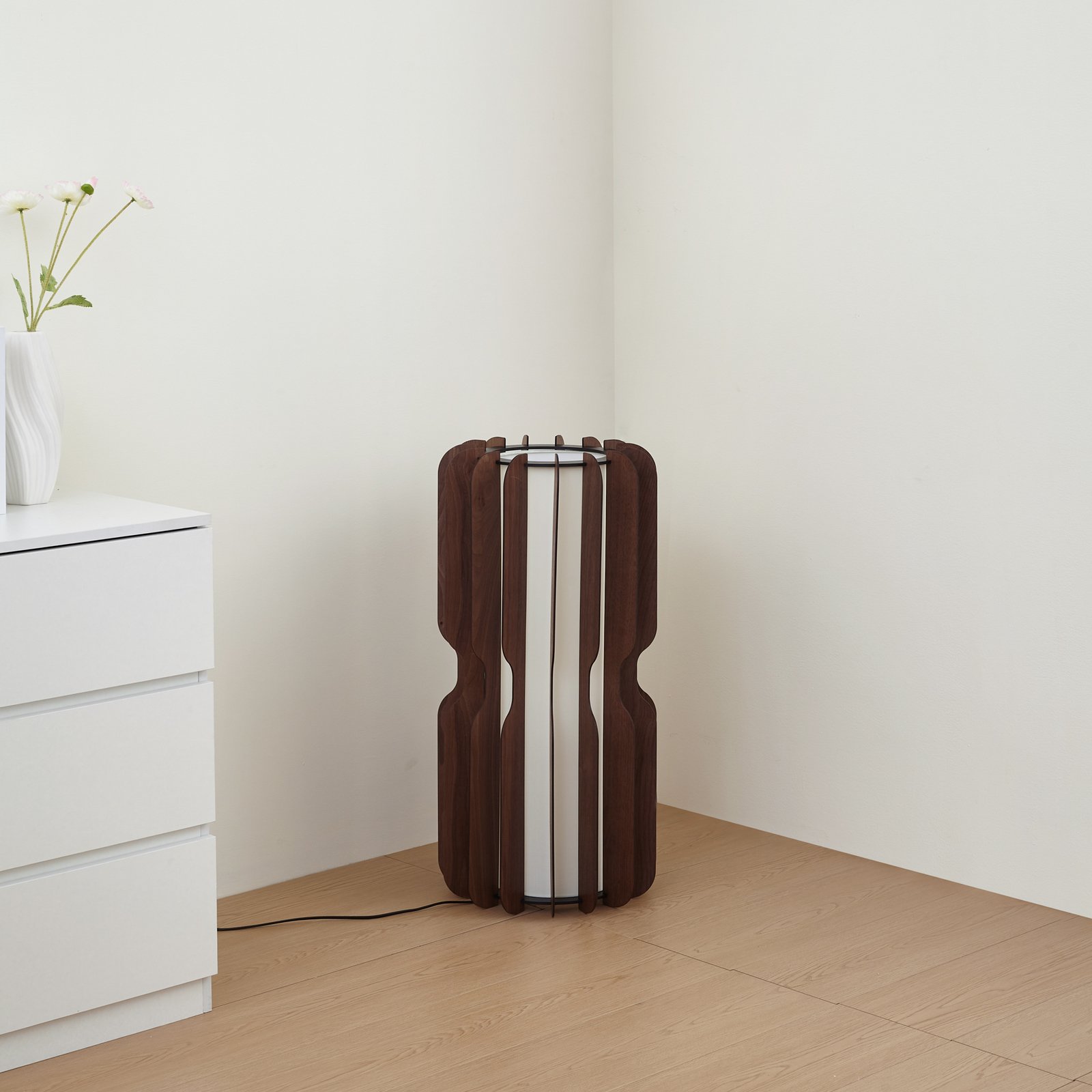 Lucande Stehleuchte Juneta, 75 cm, braun, Holz, Textil