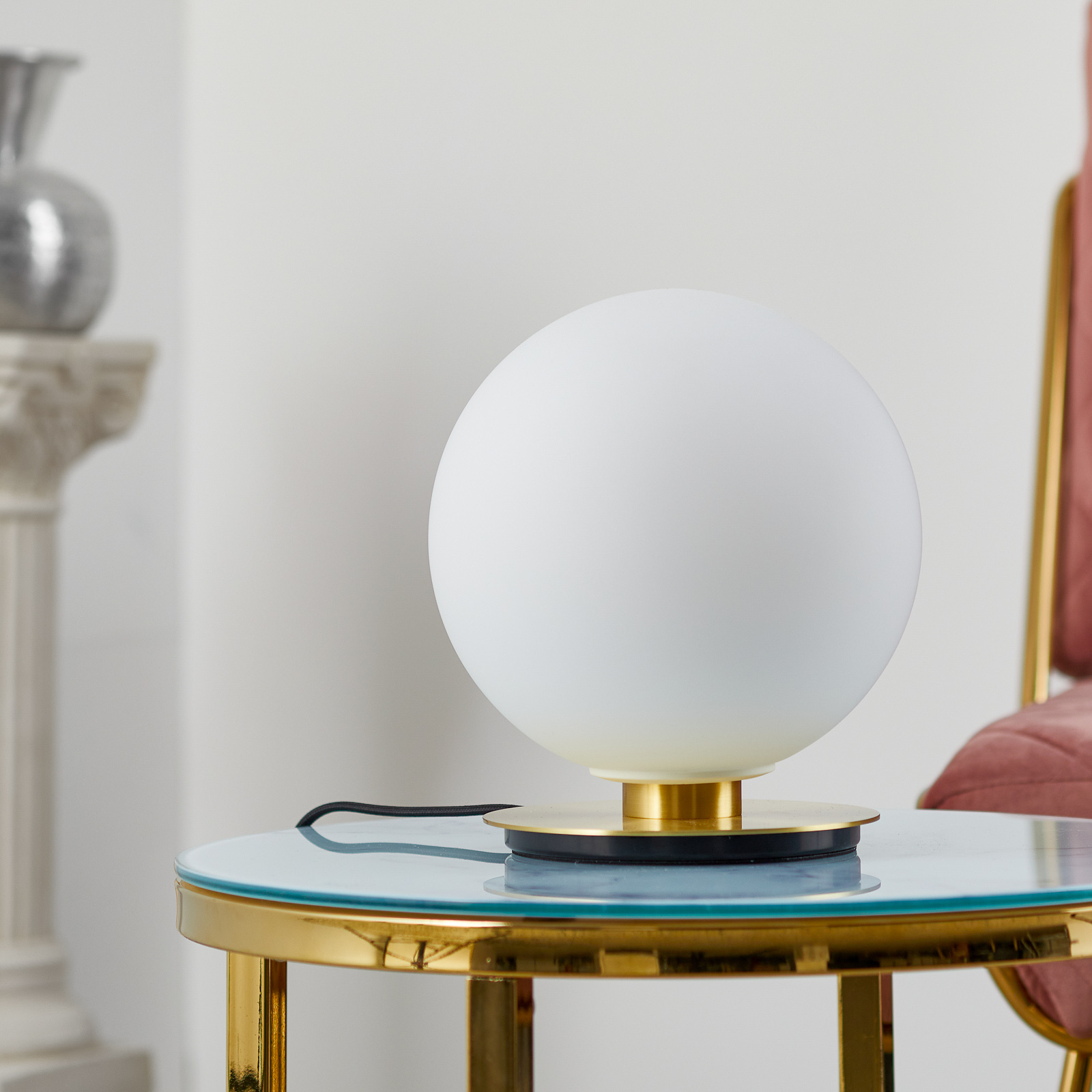 TR Bulb Vägg-/Bordslampa Brushed Brass/Matt Opal - Audo Copenhagen