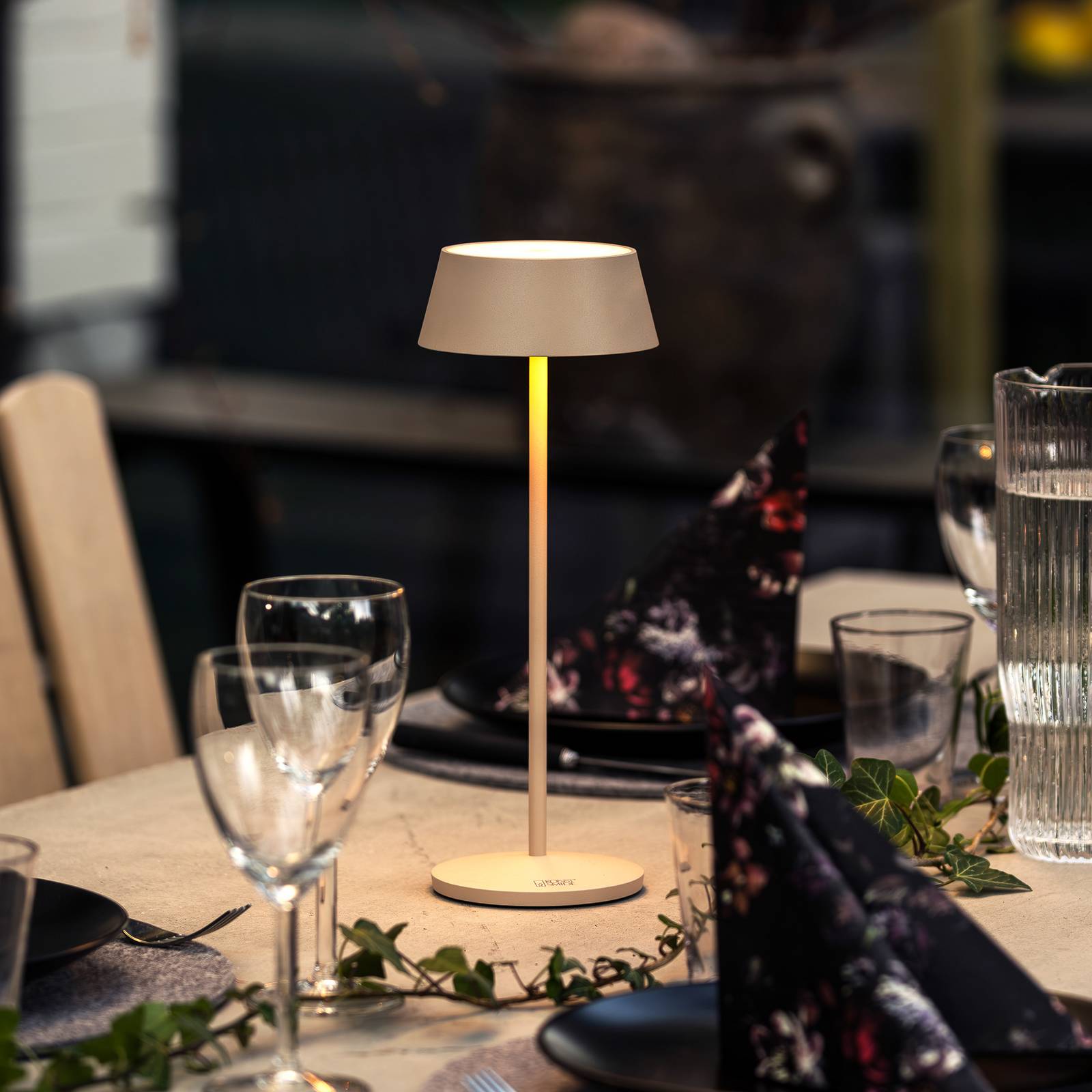 Konstsmide Lampe à poser LED rechargeable Menton, couleur sable, hauteur 27 cm, IP54, USB