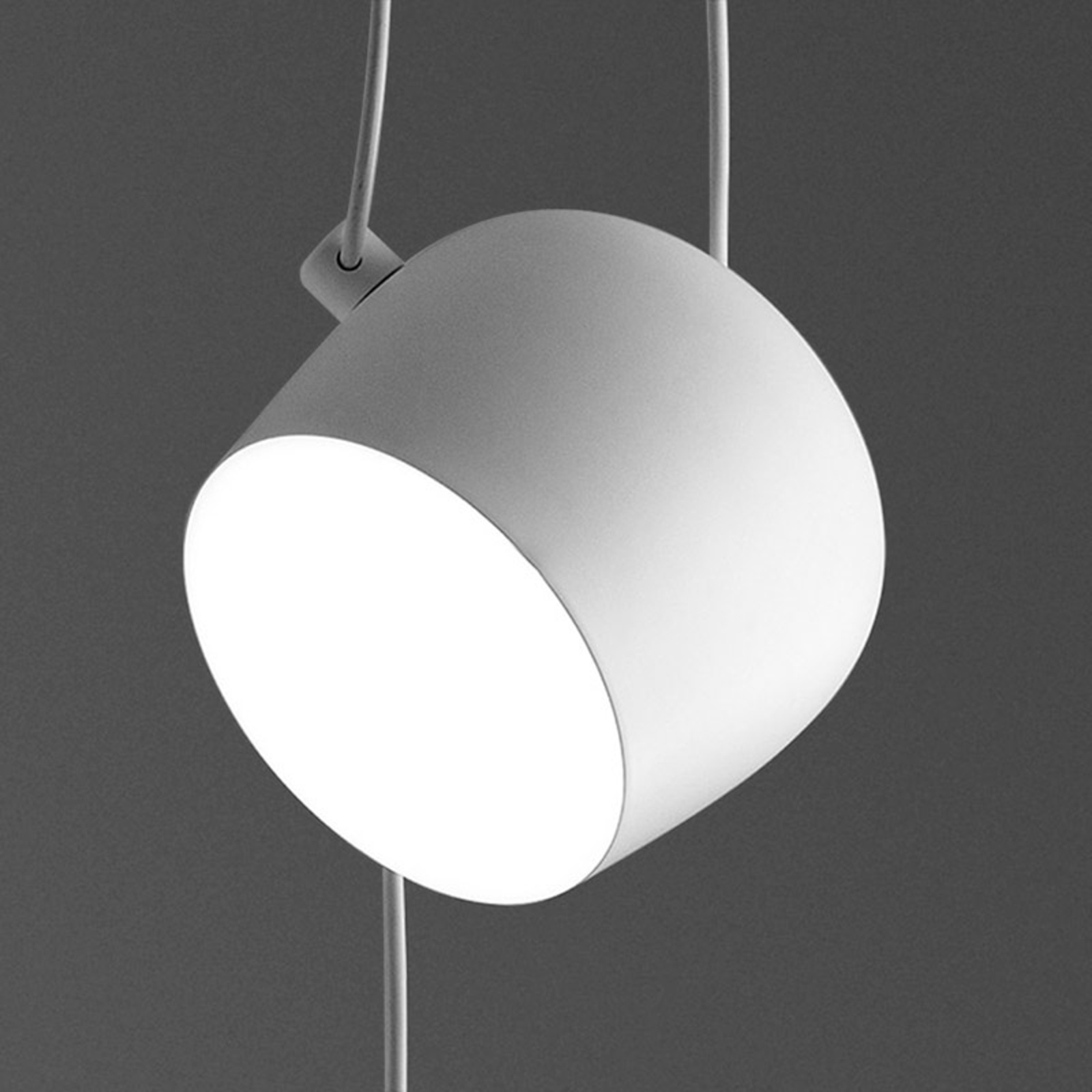 FLOS Aim dizajnérske LED závesné svietidlo, biela
