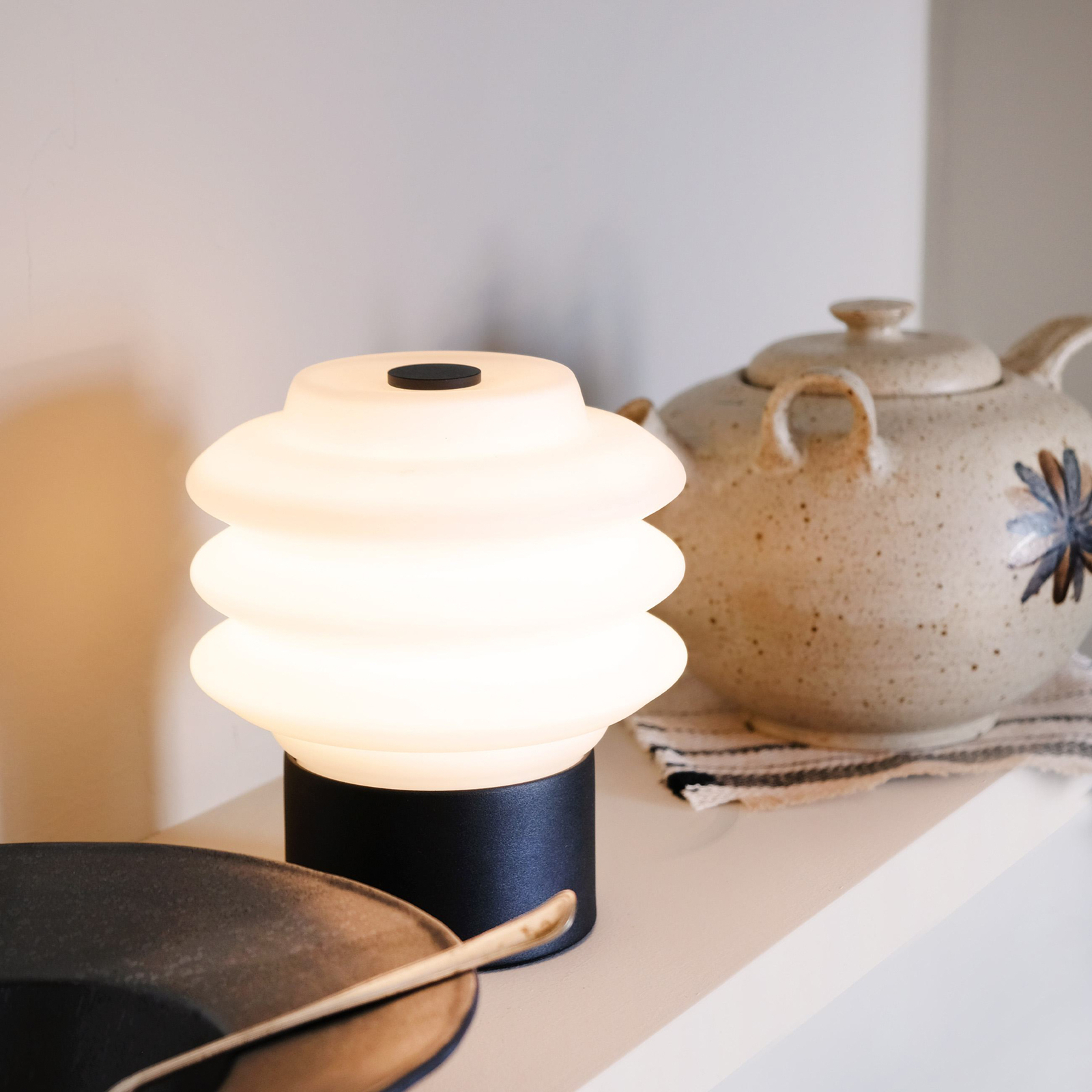 Diva LED Pöytävalaisin Opal/Black - DybergLarsen