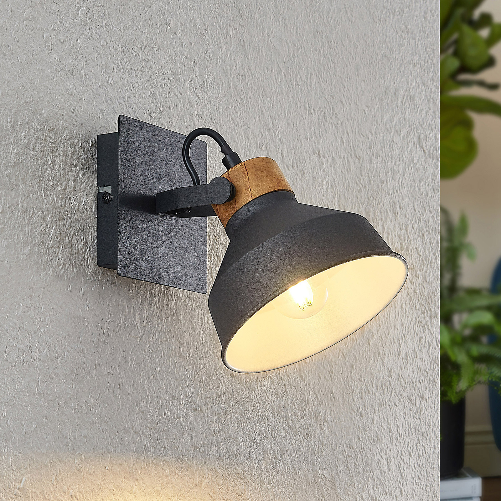 Lindby Nefeli vegglampe med tredetaljer 1 lyskilde