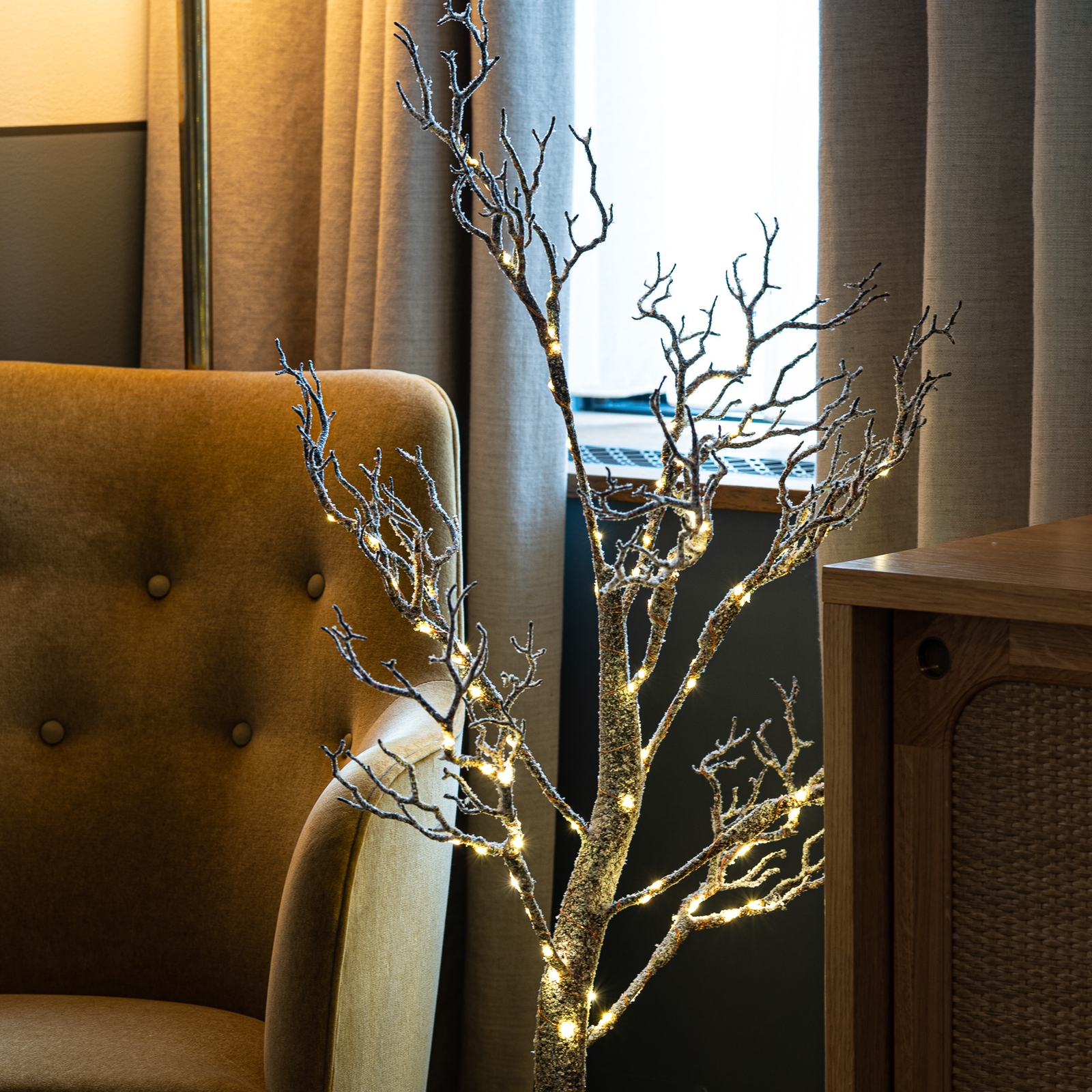 Tora Tree LED boom, bruin/wit met sneeuw bedekt