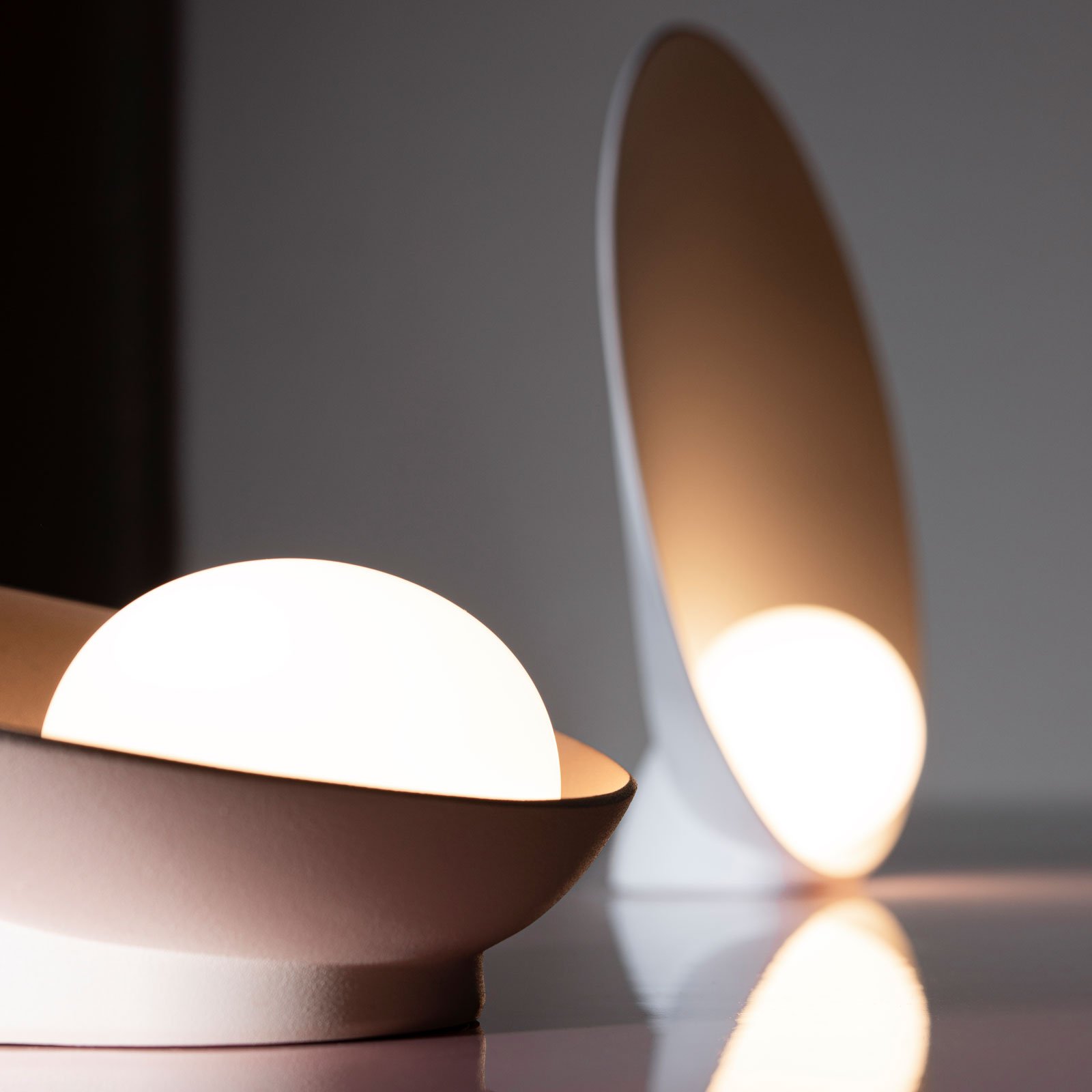 Musa 7402 LED-Tischleuchte liegend, taupe - Vibia Musa 7402 LED-Tischleuchte liegend, taupe - Vibia