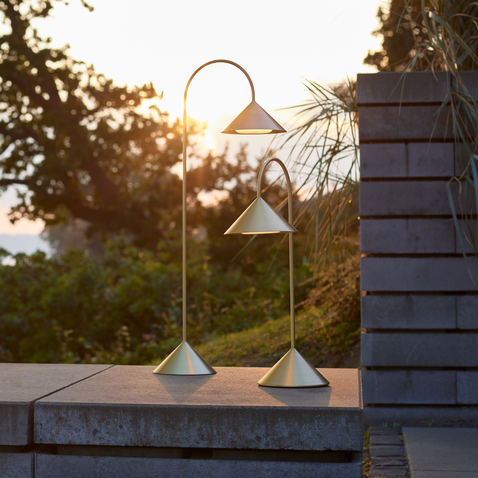 Grasp Portable Stolní Lampa H47 Solid Brass - Frandsen