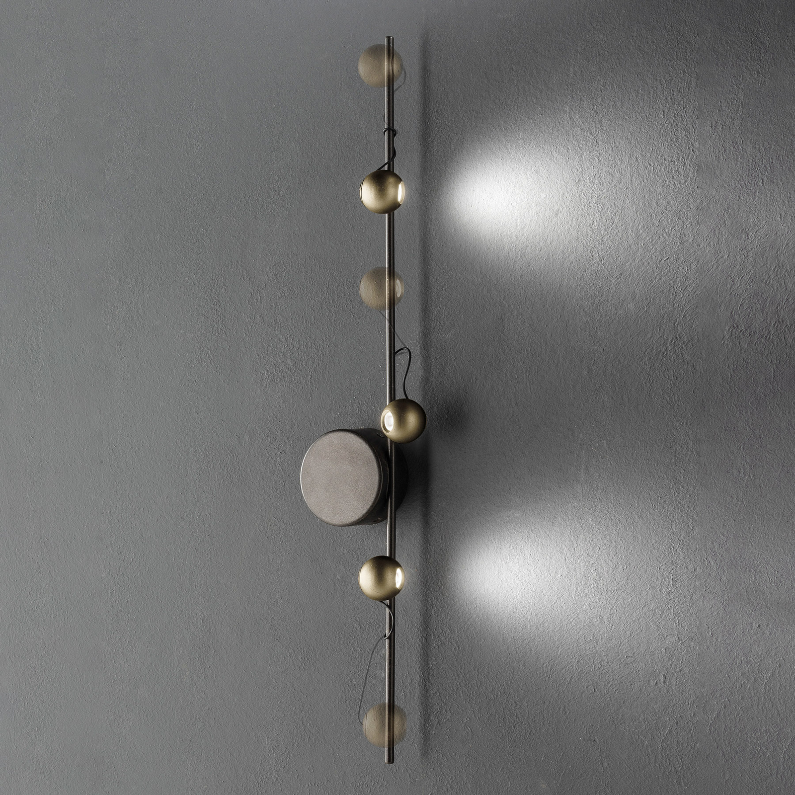 Magnetic B LED wall light, bronze/gold
