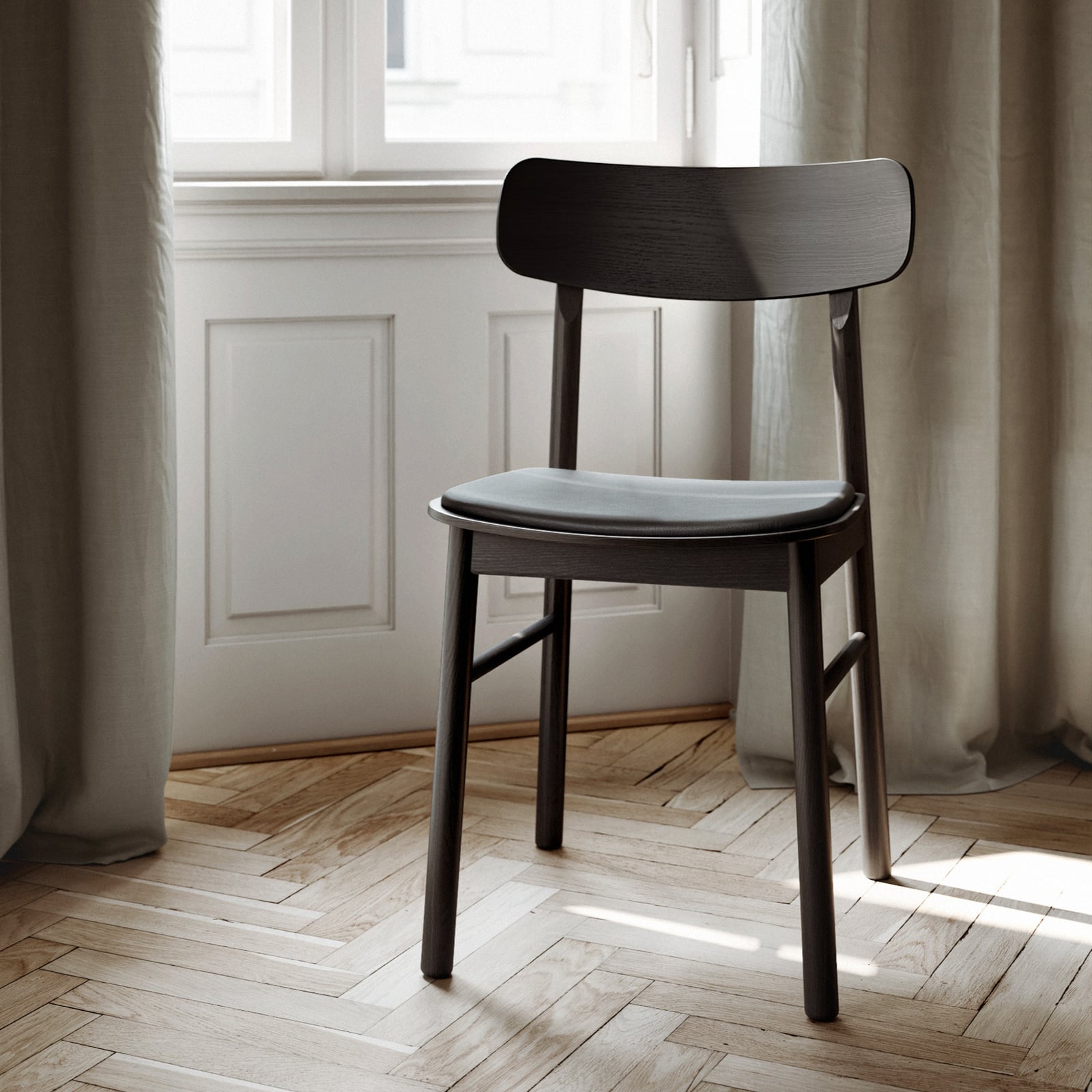 Chaise Soma, noire, cuir, hauteur 79 cm, frêne - Woud Chaise Soma, noire, cuir, hauteur 79 cm, frêne - Woud
