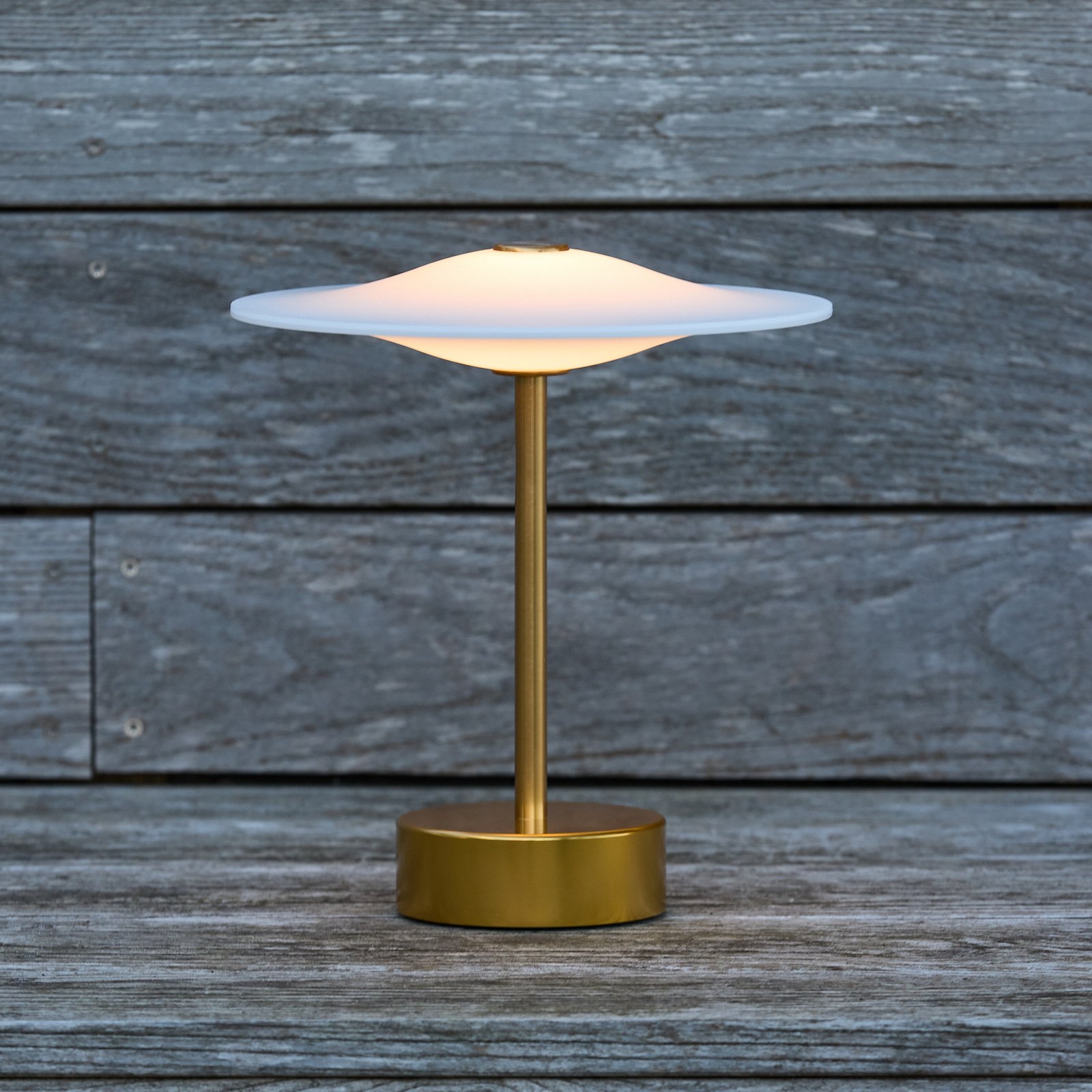 Sinus 22 bærbar LED-bordlampe, messing, IP44 – Piet Hein