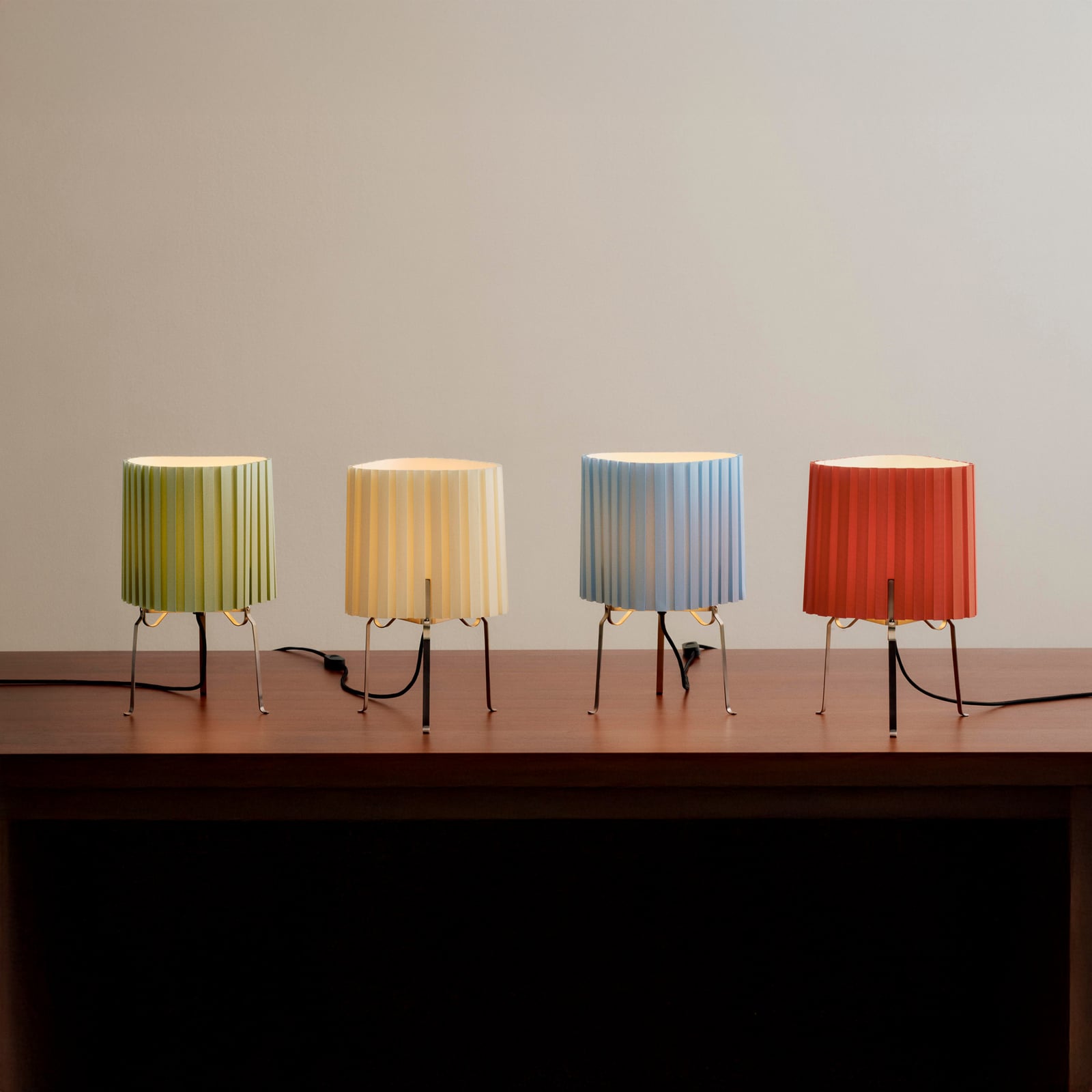 Canelé bordlampe, lyseblå, høyde 37 cm, E14, tekstil – HAY