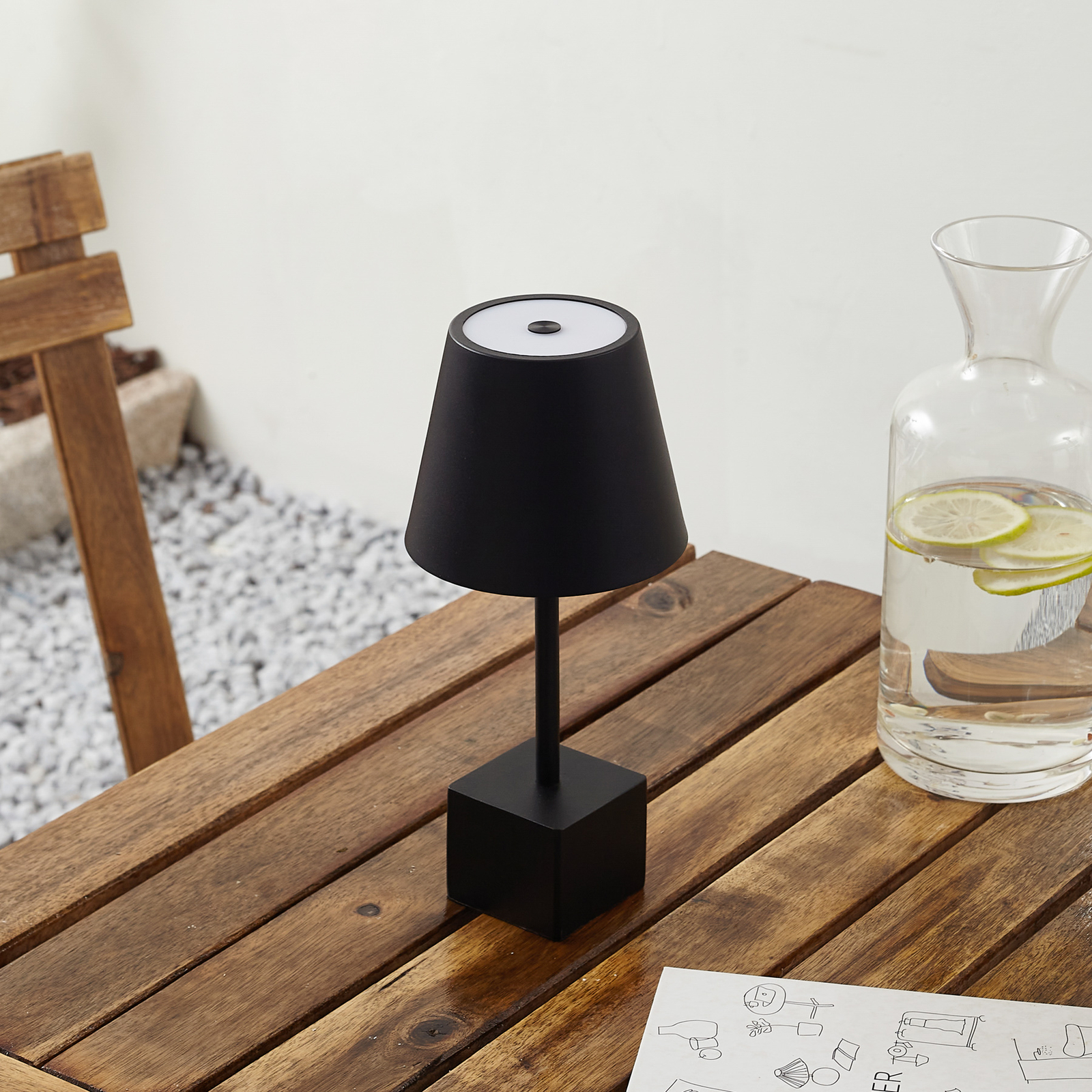 Lindby LED-es újratölthető asztali lámpa Janea, kocka, fekete, fém