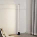 Lucande LED stāvlampa Linija, melna, augstums 110 cm, sensors