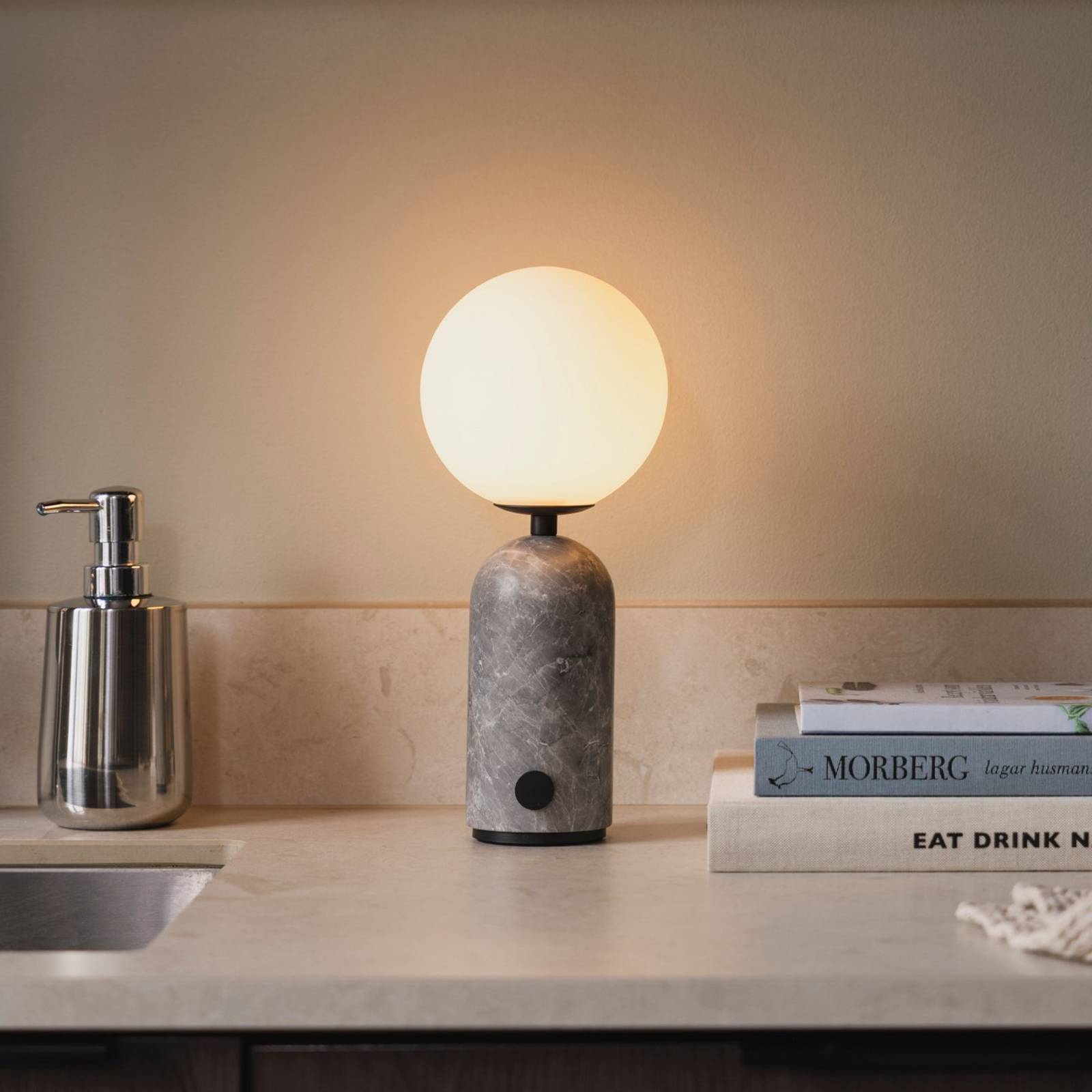Lampe à poser rechargeable Torrano de Globen Lighting, marbre gris