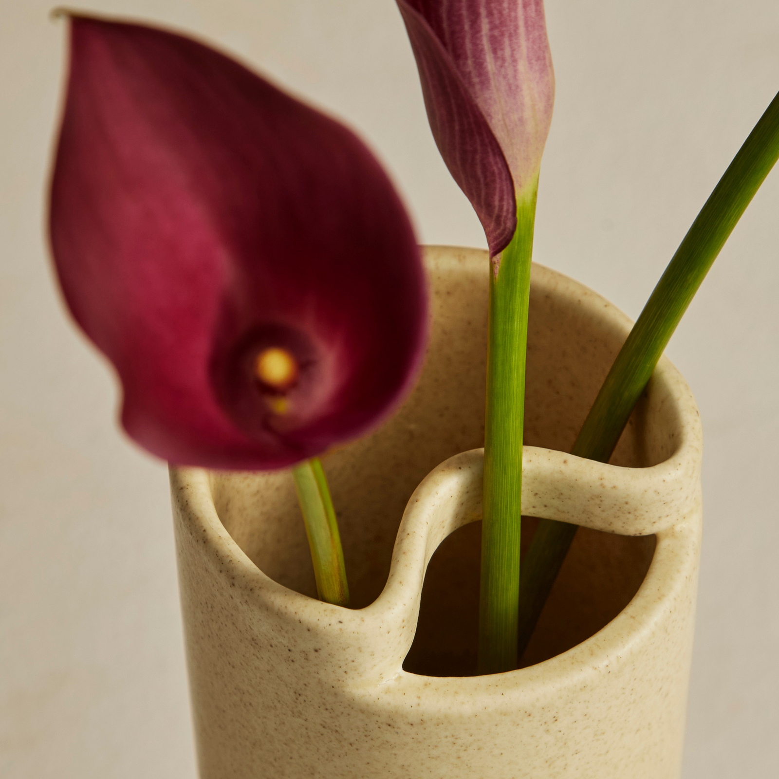 Flowr-vase, sandbeige matt, keramikk, høyde 26 cm – Woud Flowr-vase, sandbeige matt, keramikk, høyde 26 cm – Woud