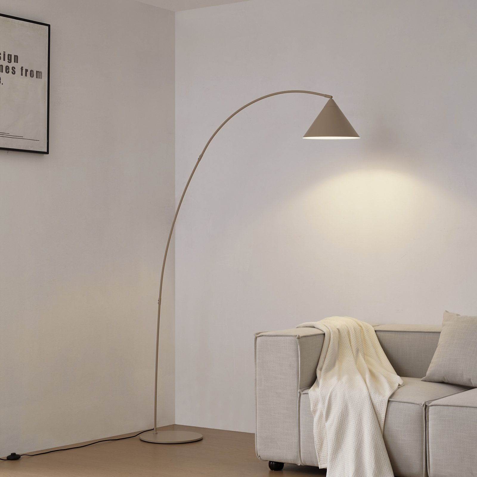 Lindby lenkta lempa Triangolo, smėlio spalvos, aukštis 195 cm, metalas, E27