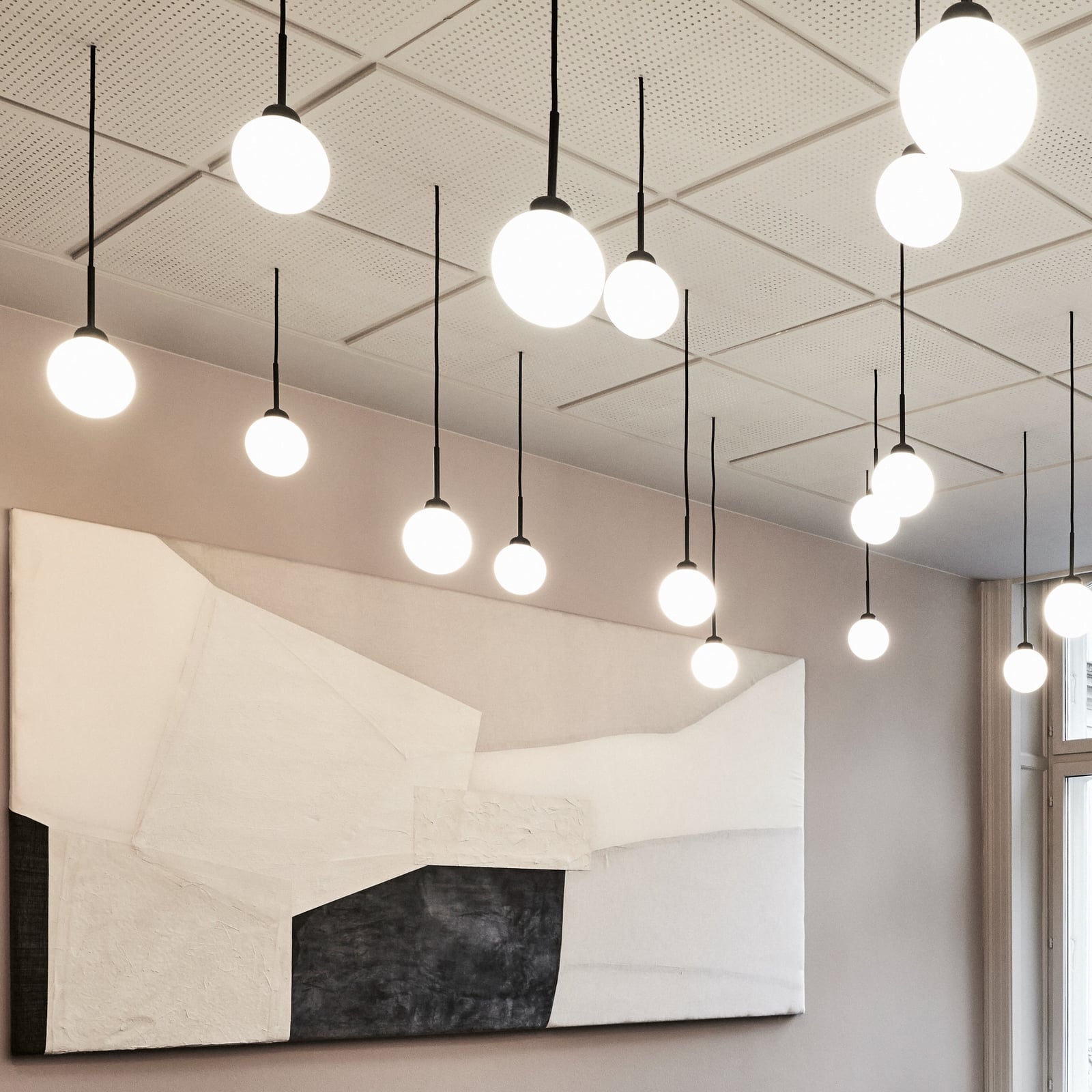 Nuura pendellampa Apiales 1, Ø 12 cm, svart/opal