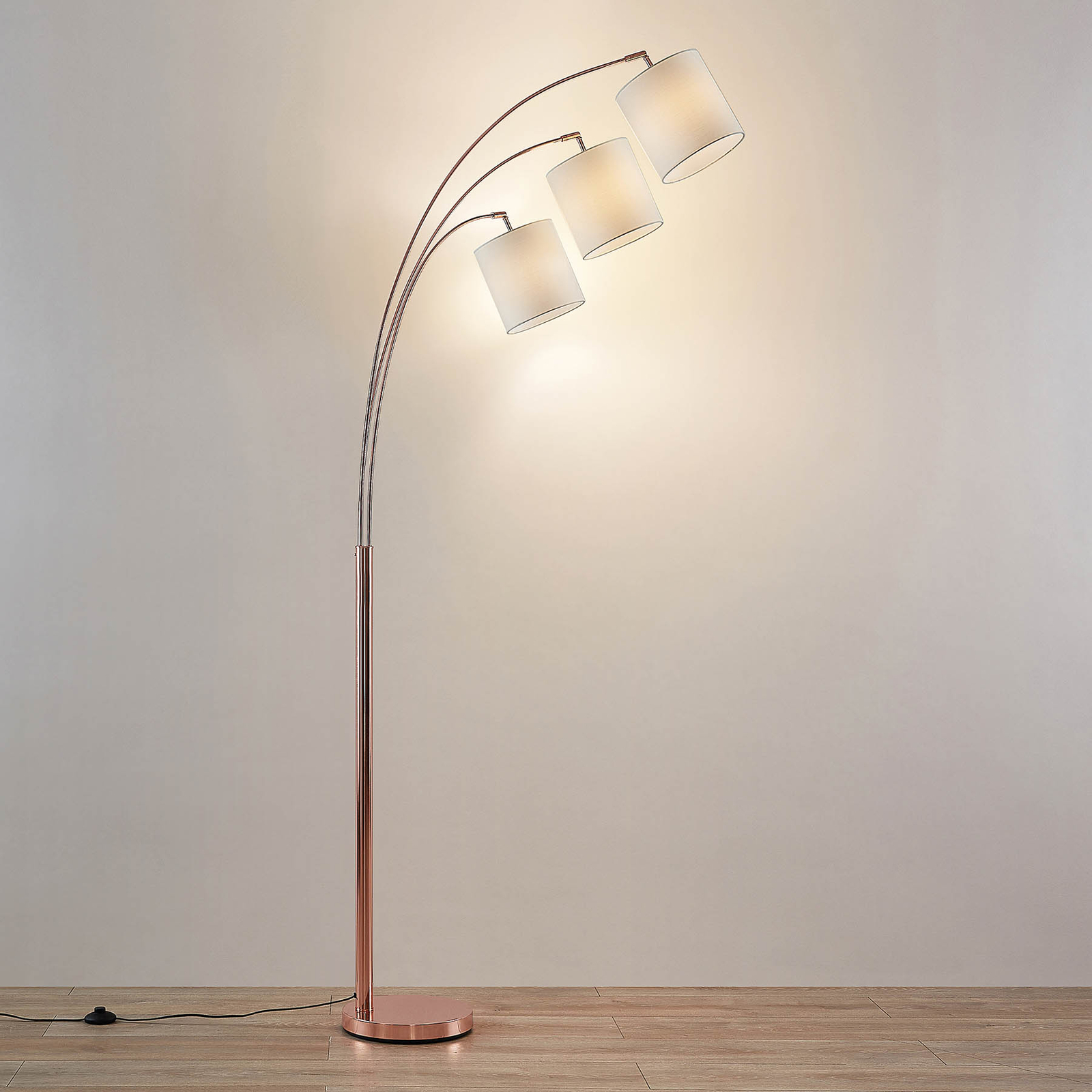 Lindby Nanika lámpara de pie, cobre/blanco