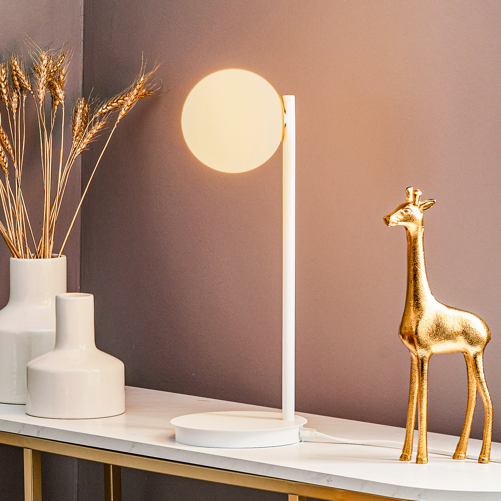 Gama table lamp in white with a glass ball