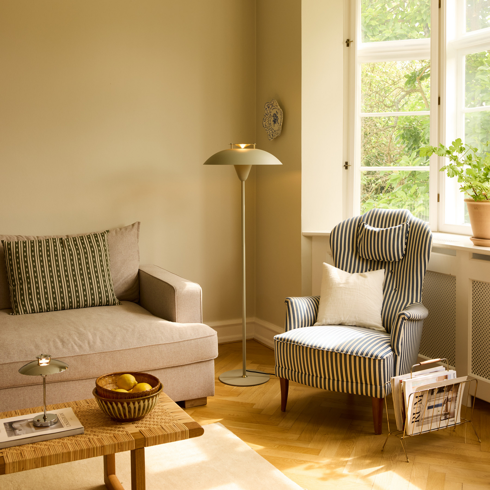 Candeeiro de pé STEPP, creme, altura 140 cm, metal - Halo Design Candeeiro de pé STEPP, creme, altura 140 cm, metal - Halo Design