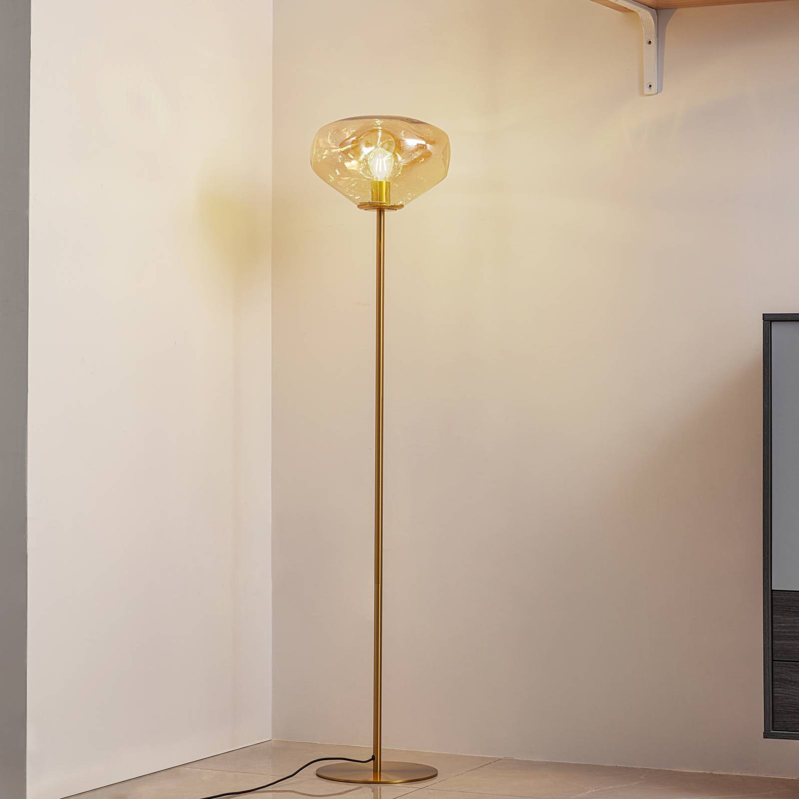 Lindby Stehleuchte Lelia, amber, Glas, Metall, 150 cm günstig online kaufen
