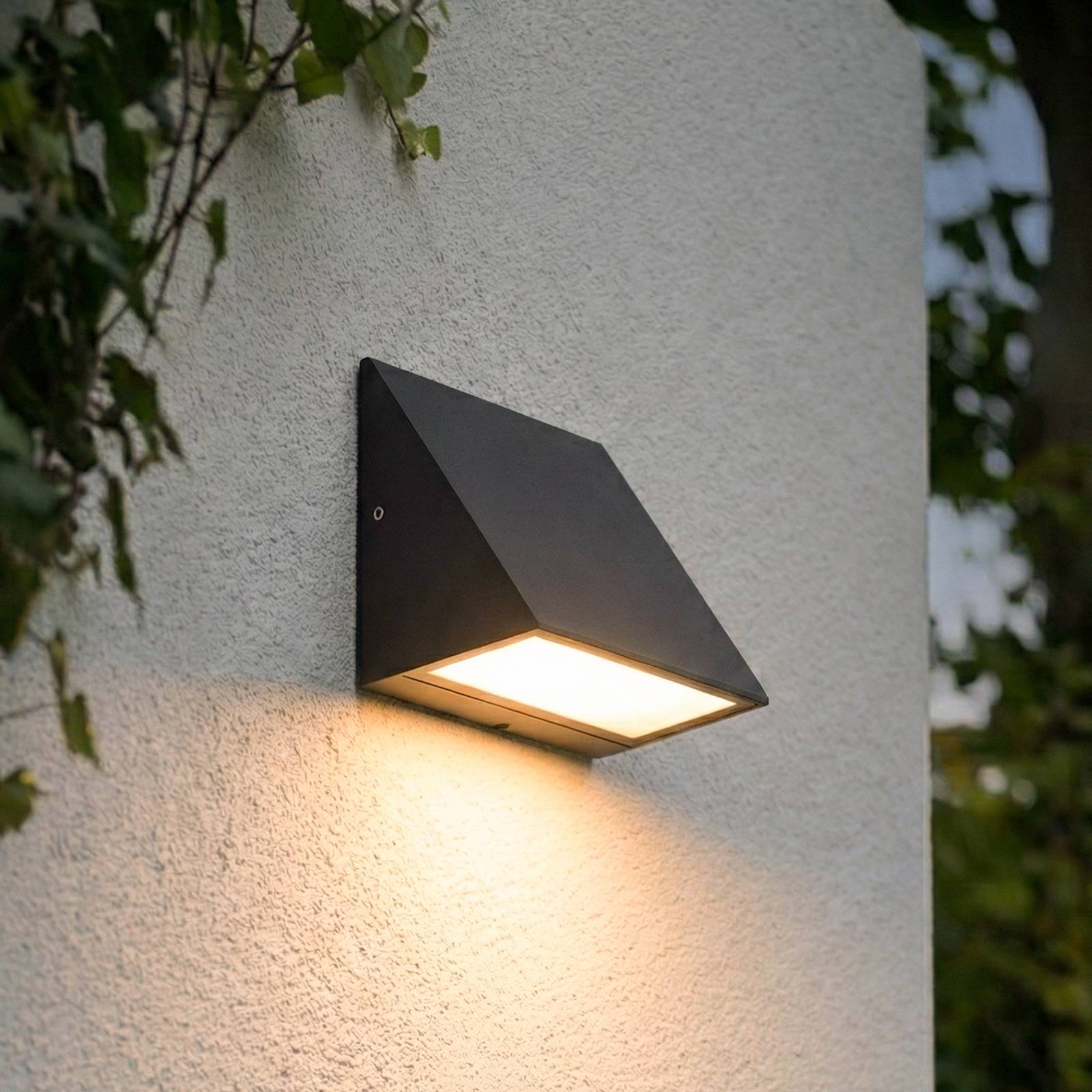 Lindby kinkiet zewnętrzny LED Triava, czarny, aluminium, IP65