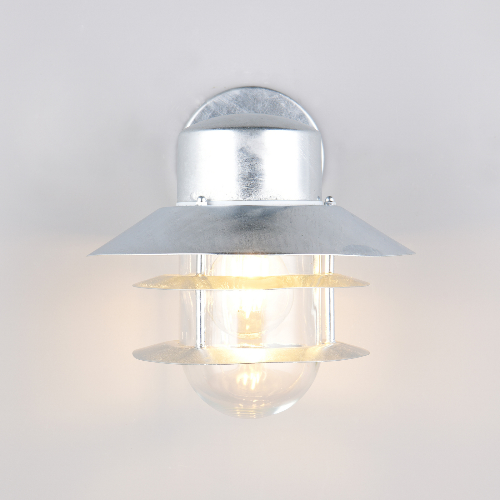 Vonkajšie nástenné svietidlo Ruvuuma v zinkovej farbe Ø 22 cm smerujúce nadol