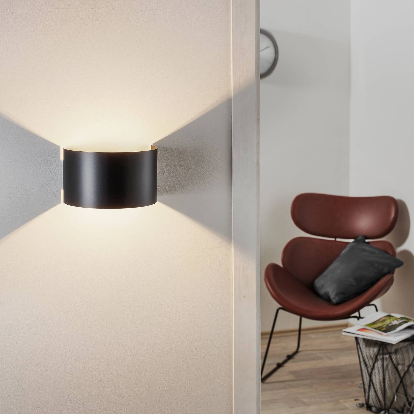 Wandlampe Fold mit gewölbtem Schirm in Schwarz günstig online kaufen