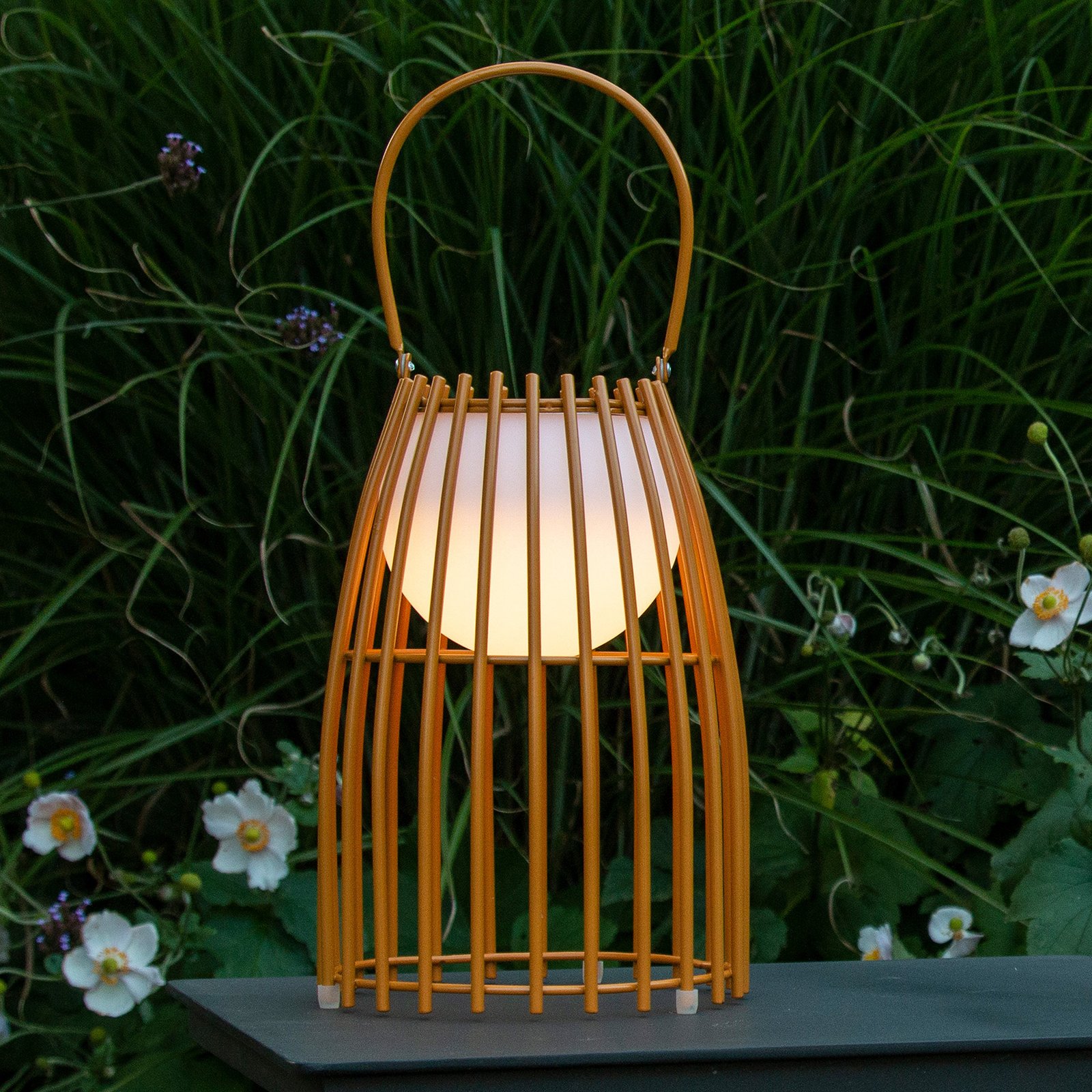 Fjara LED table lamp with USB charging port