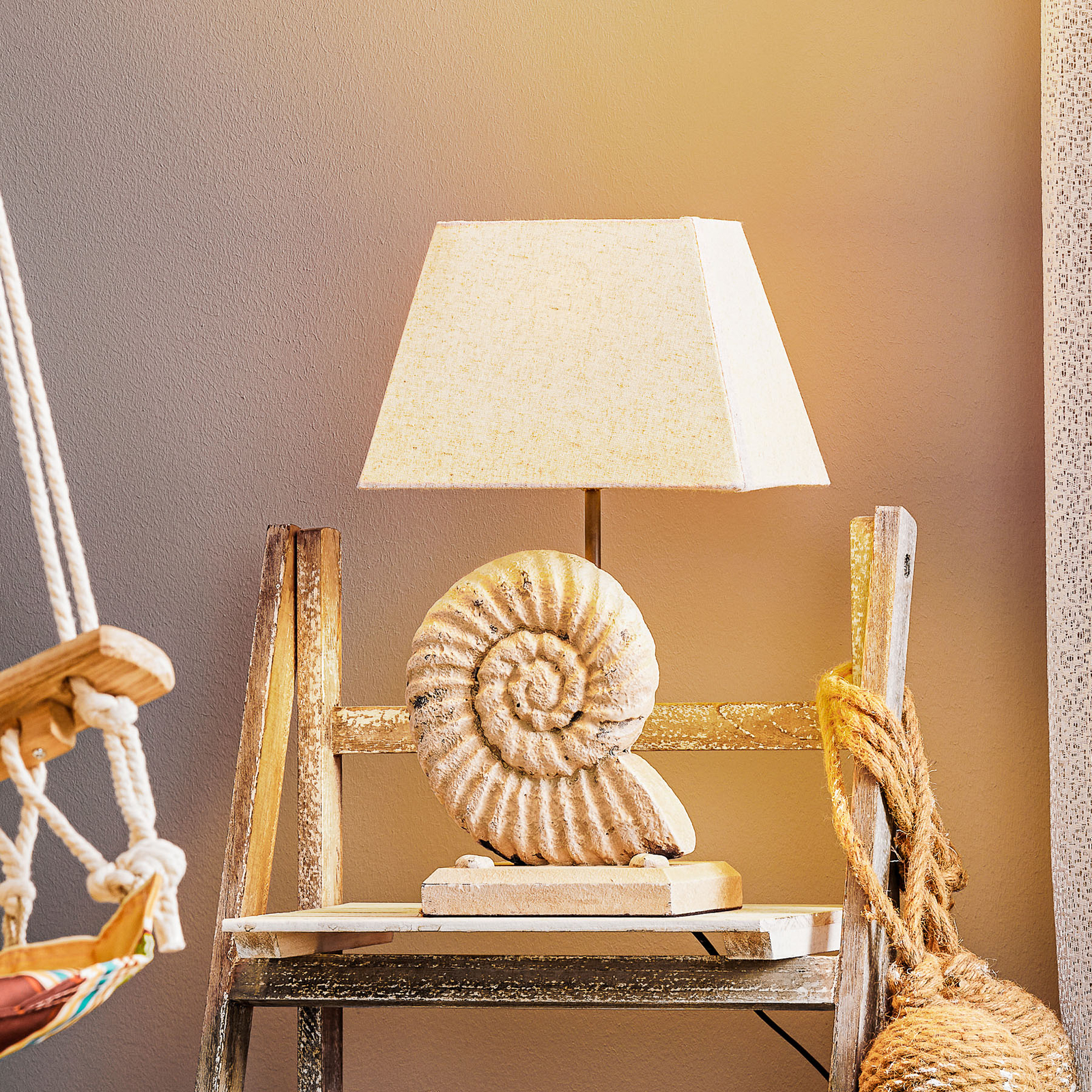 Conchiglia table lamp with decorated base