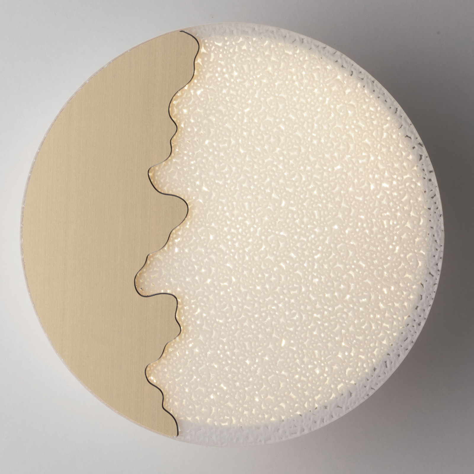 Chic LED wall lamp, round, gold/relief, Ø 40 cm
