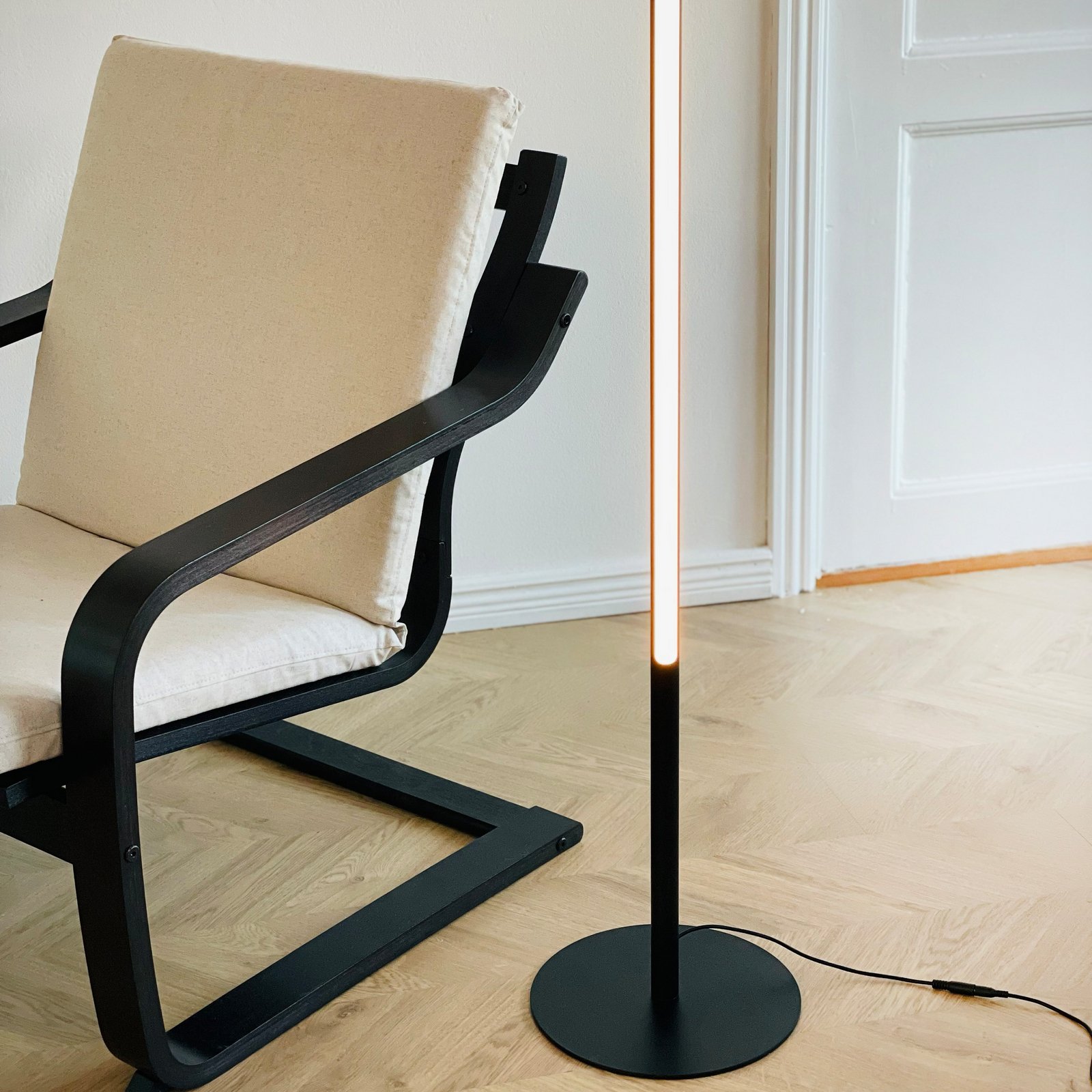 Dyberg Larsen LED стояща лампа Vagner, черна, височина 150 cm