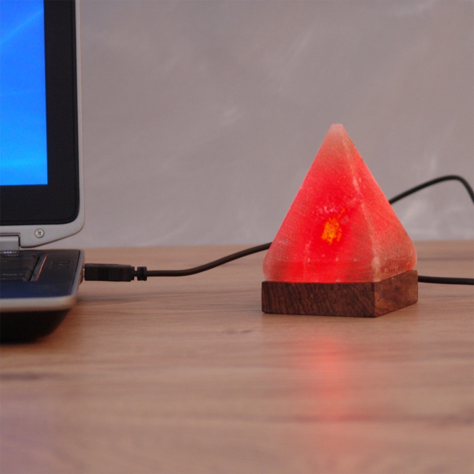 Pequeña lámpara de mesa USB Pirámide de ordenador