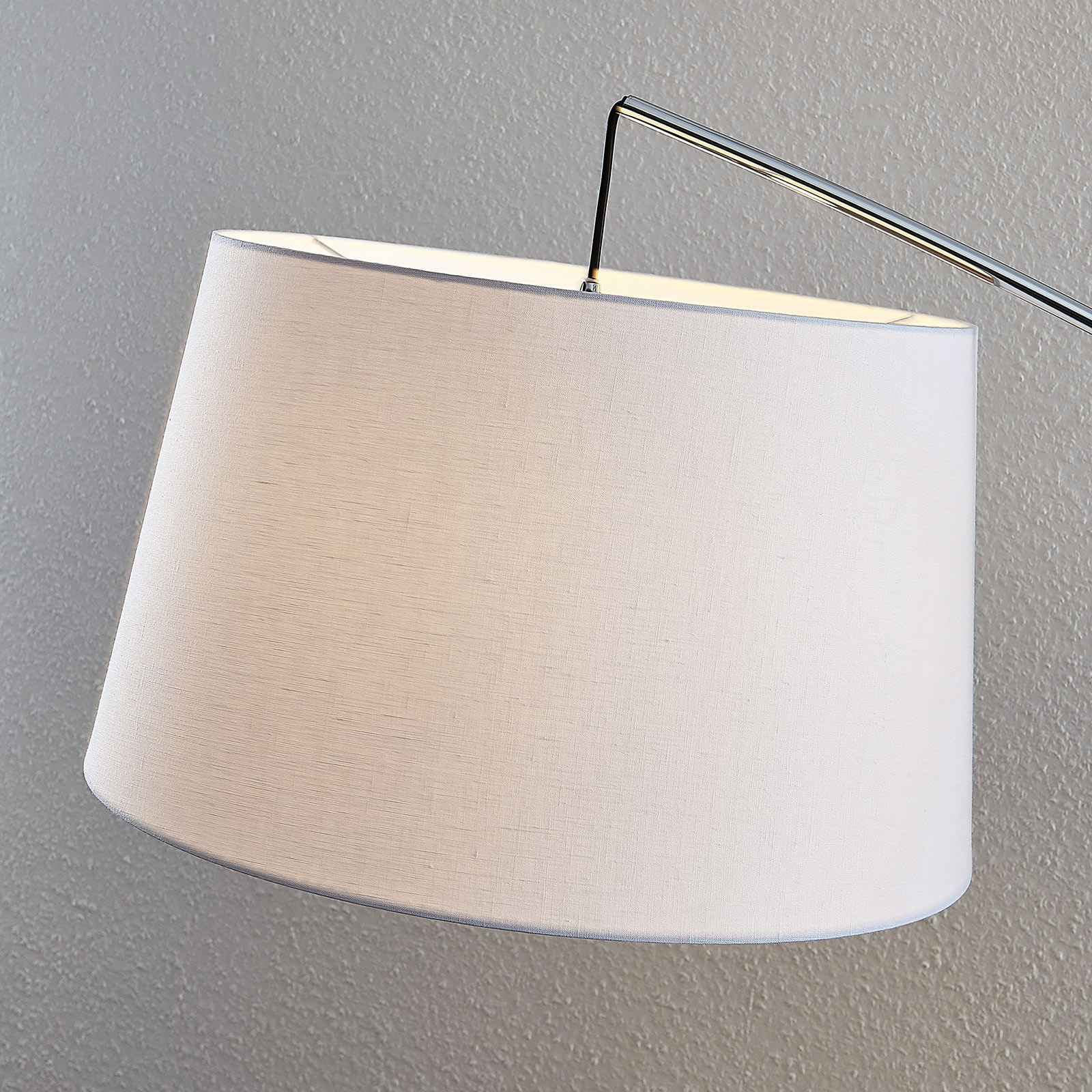 Bogenstehlampe Nevika, weißer Textilschirm