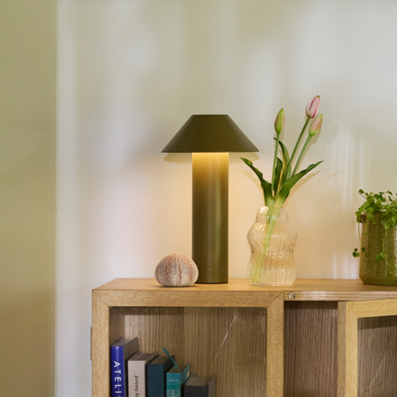 Tower LED-bordslampa, mörkgrön, höjd 32 cm – Hübsch