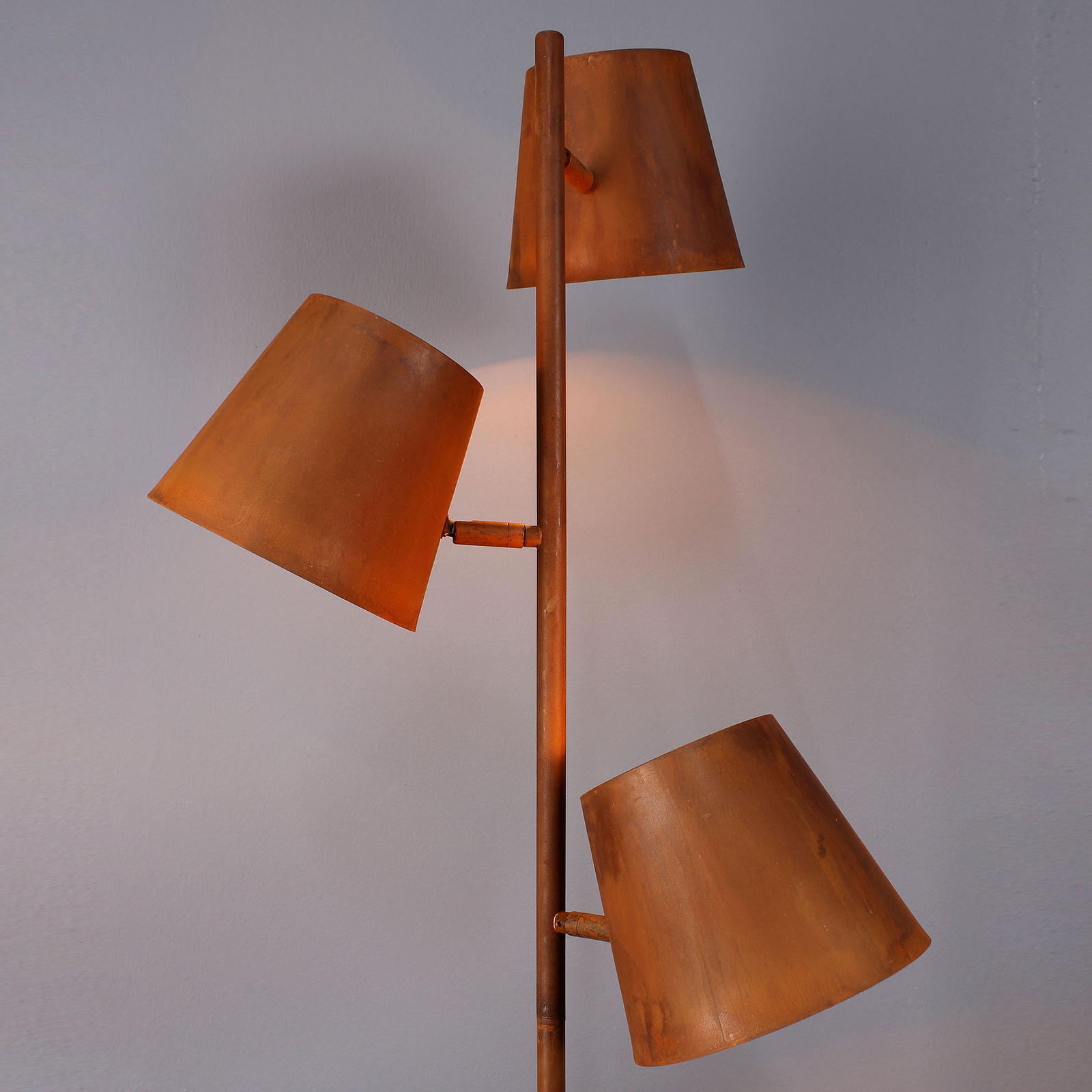 Colt floor lamp, 3-bulb, patina