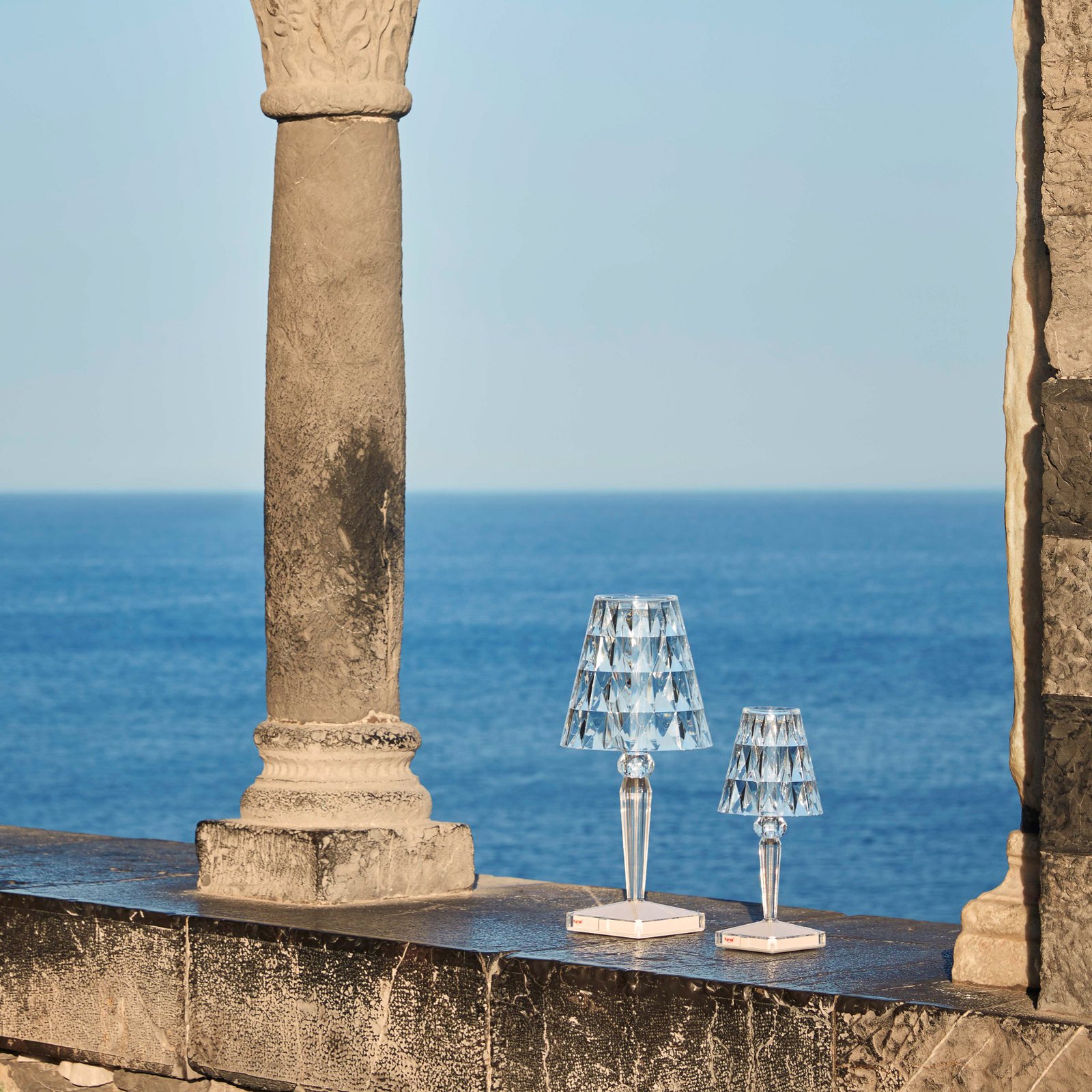 Battery Portable Lampe de Table V2 IP54 Cristal - Kartell Battery Portable Lampe de Table V2 IP54 Cristal - Kartell