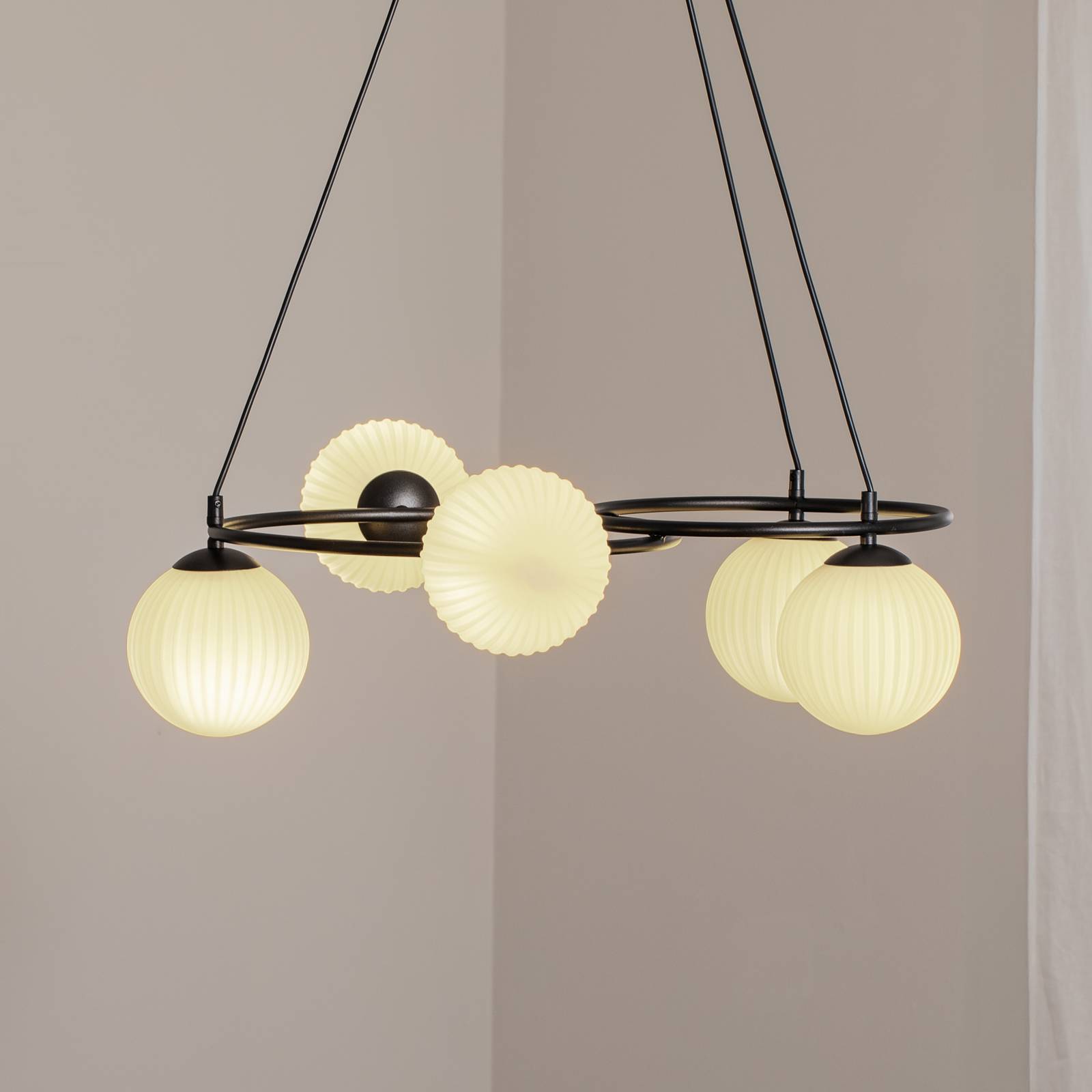 Lampa do salonu Libra, opal/czarny, Ø 70 cm, szkło, 5-punktowa.