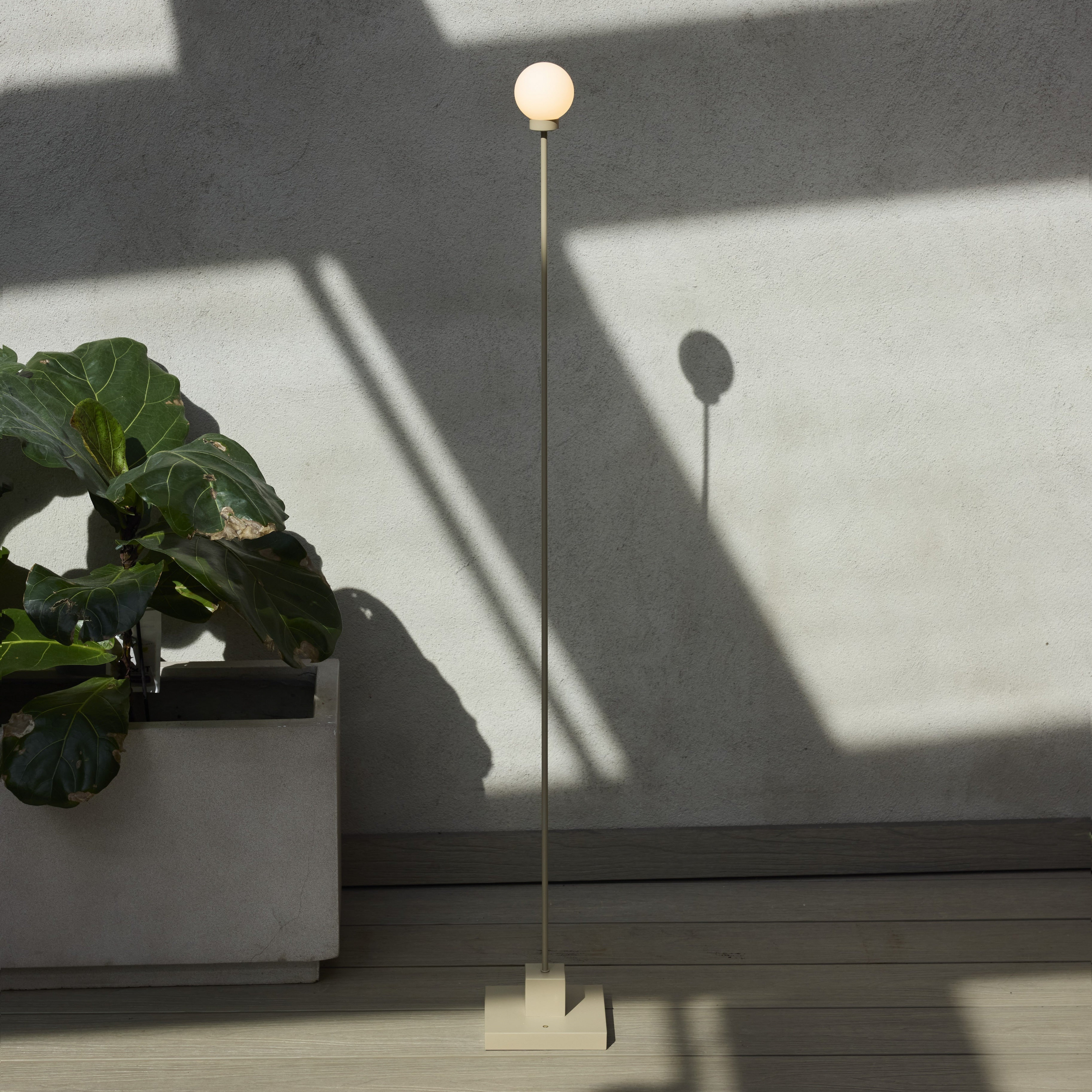Northern LED-gulvlampe Snowball, gråbeige, 2.700 K