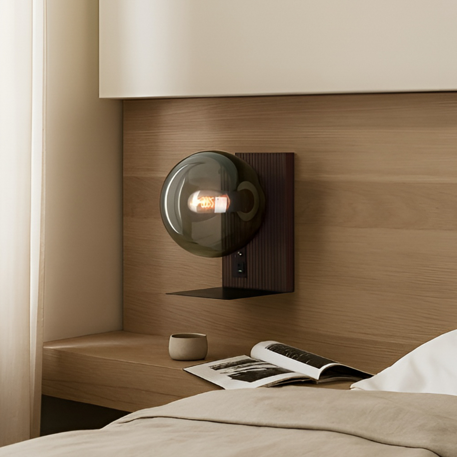 Lucande Wandleuchte Veloura, Höhe 30 cm, Glas, Holz, USB