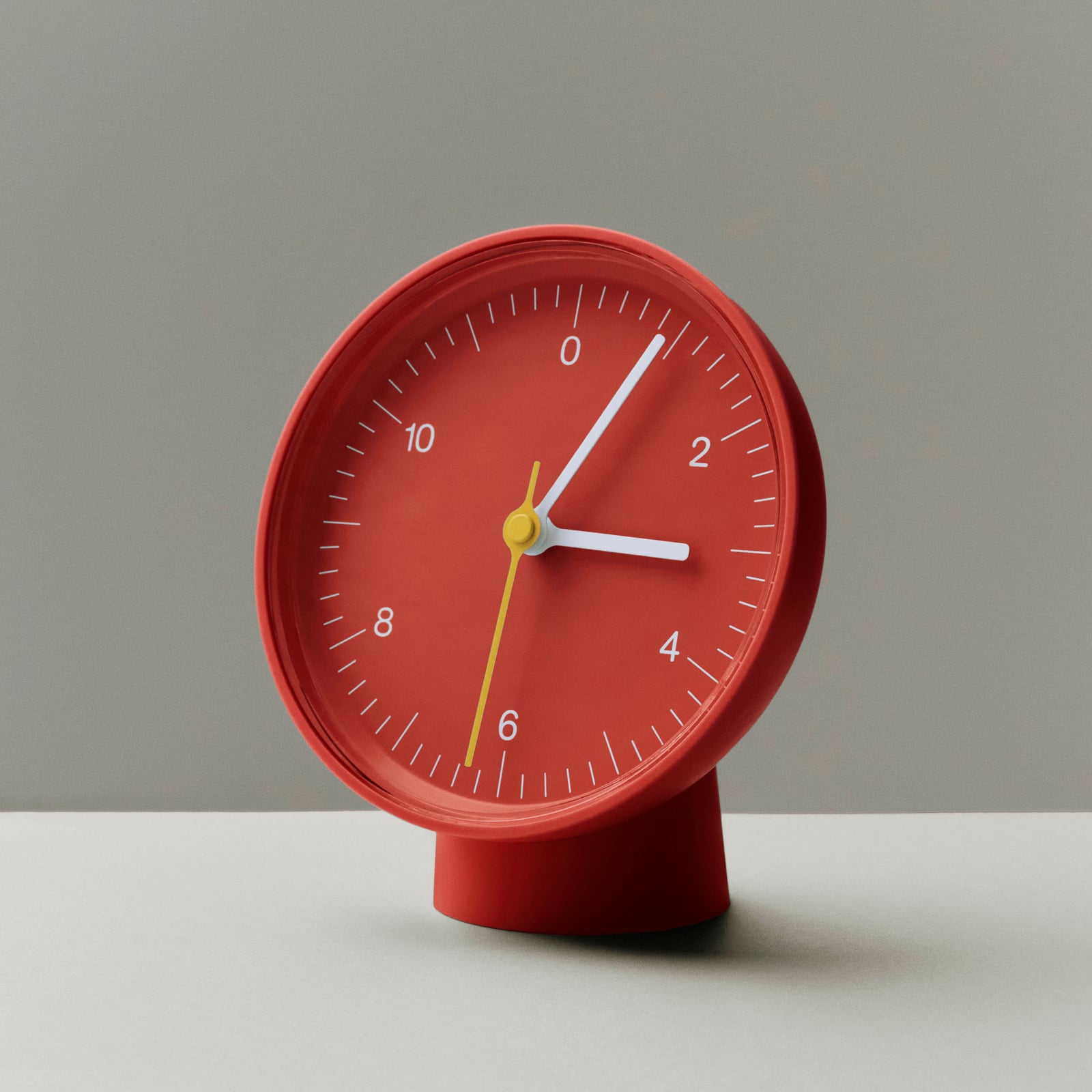 Table Clock Tischuhr rot Kunststoff Höhe 14 cm - HAY