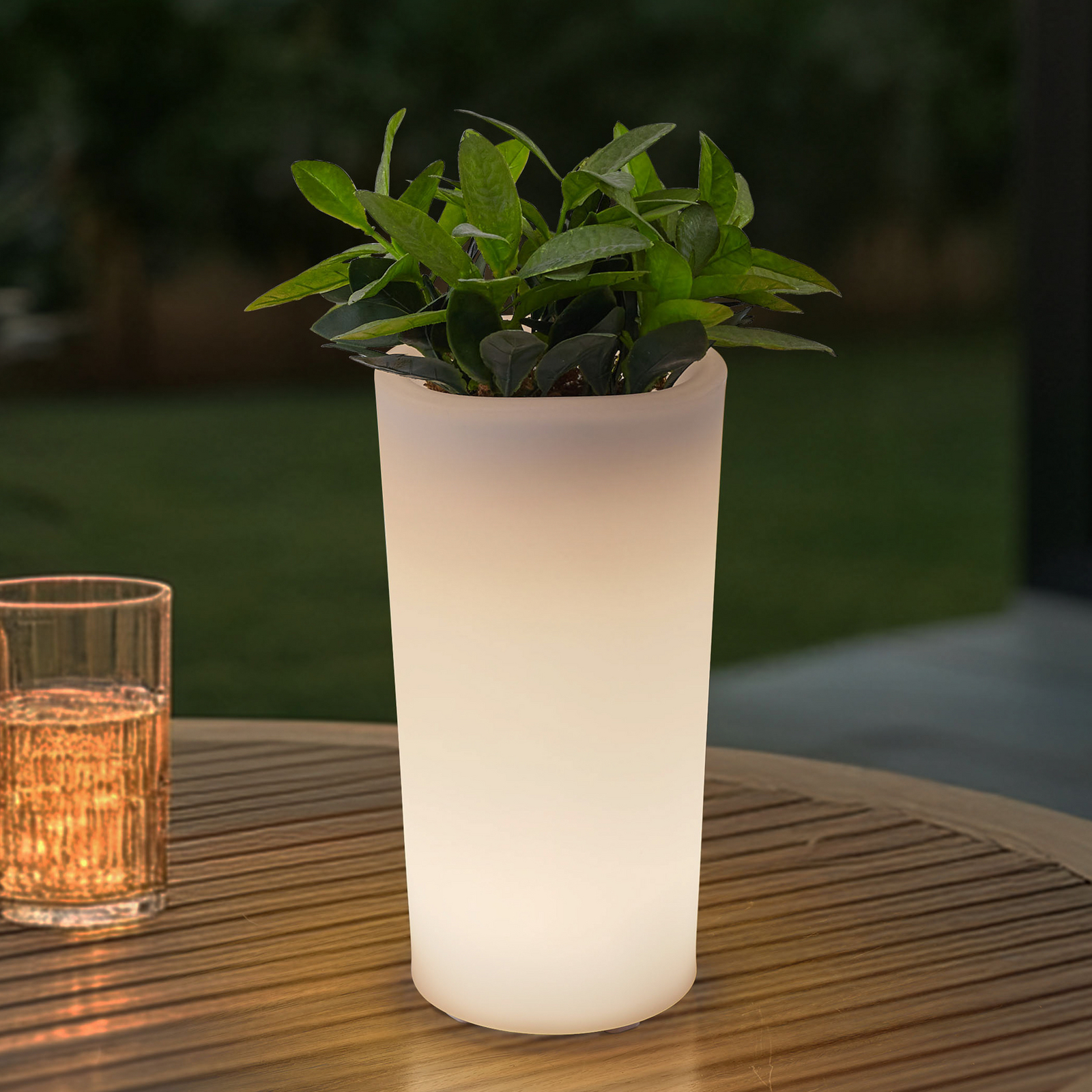 Lindby LED rechargeable flower vase Florista, RGB, IP54, Ø 12cm, white