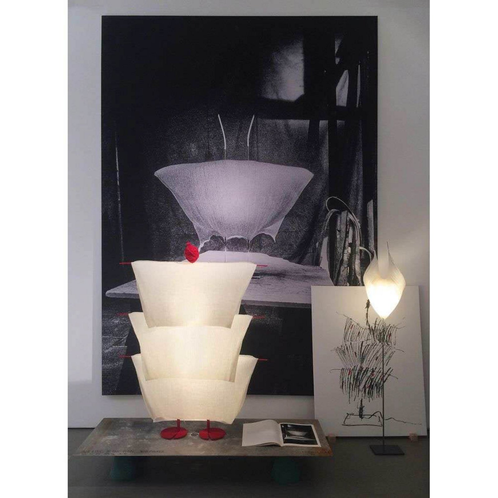Walking in the Rain Gulvlampe Natural White/Red - Ingo Maurer