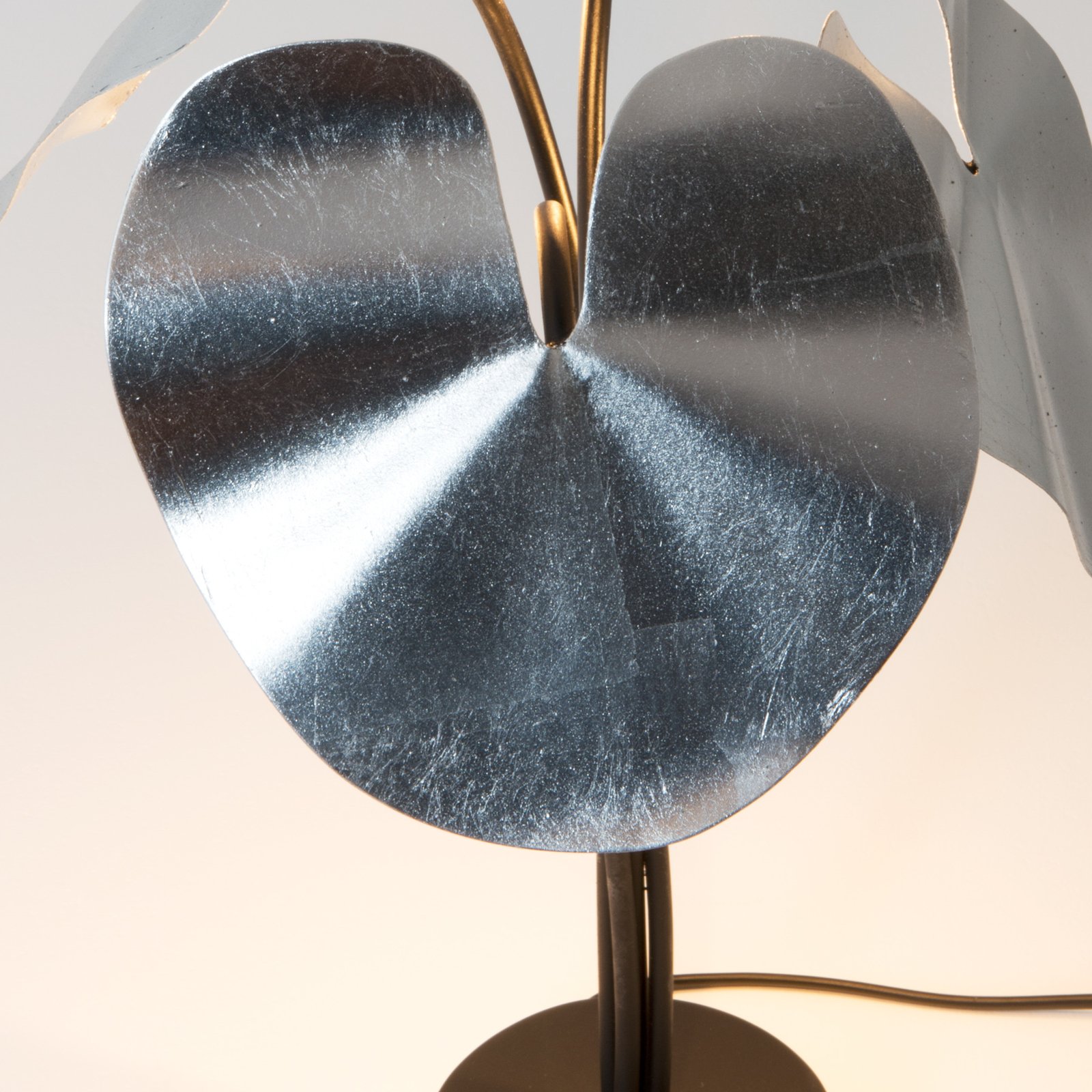Lampe de table LED Controversia variateur argentée