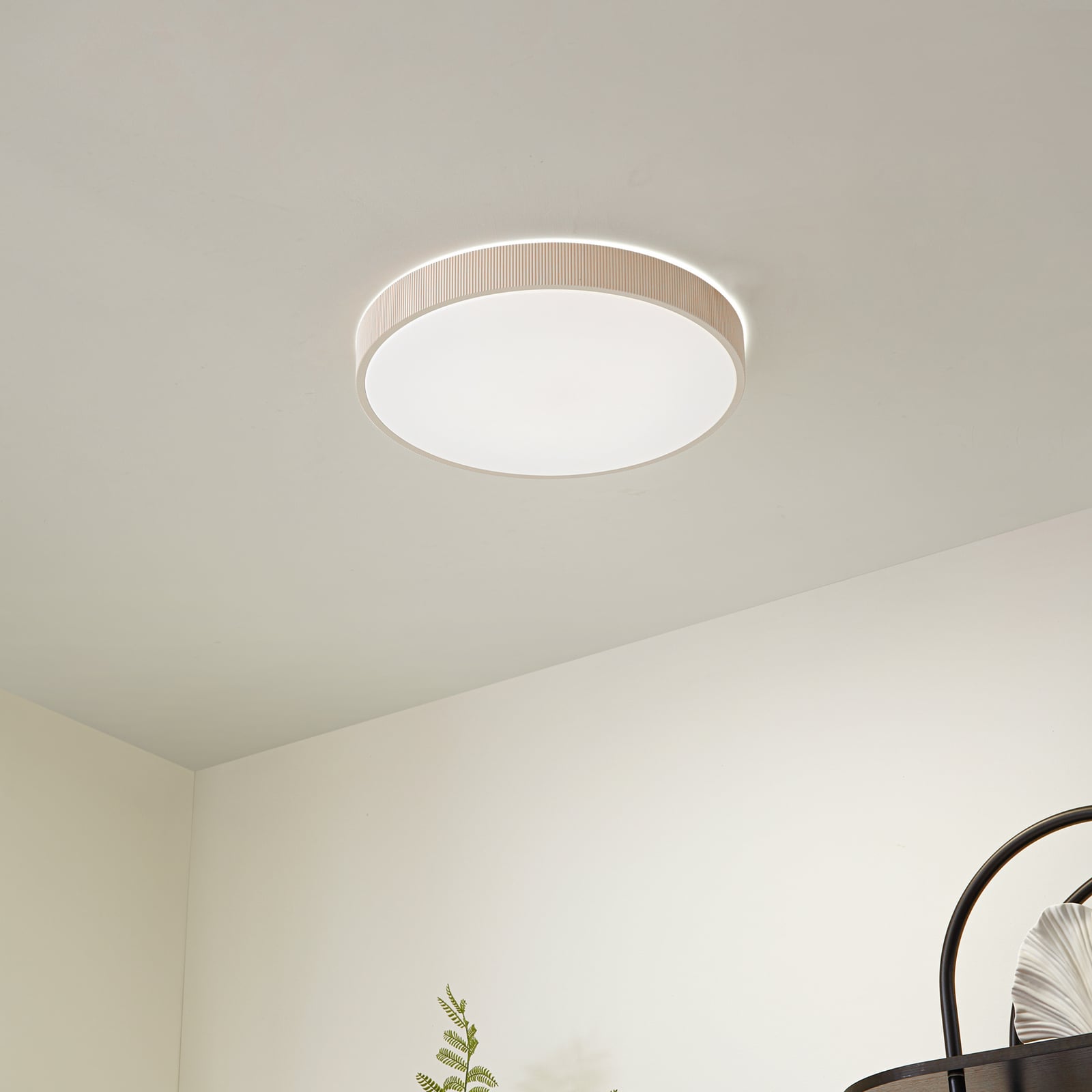 Lindby LED griestu lampa Zylo, smilškrāsā, Ø 49 cm, CCT, ar dimmeru