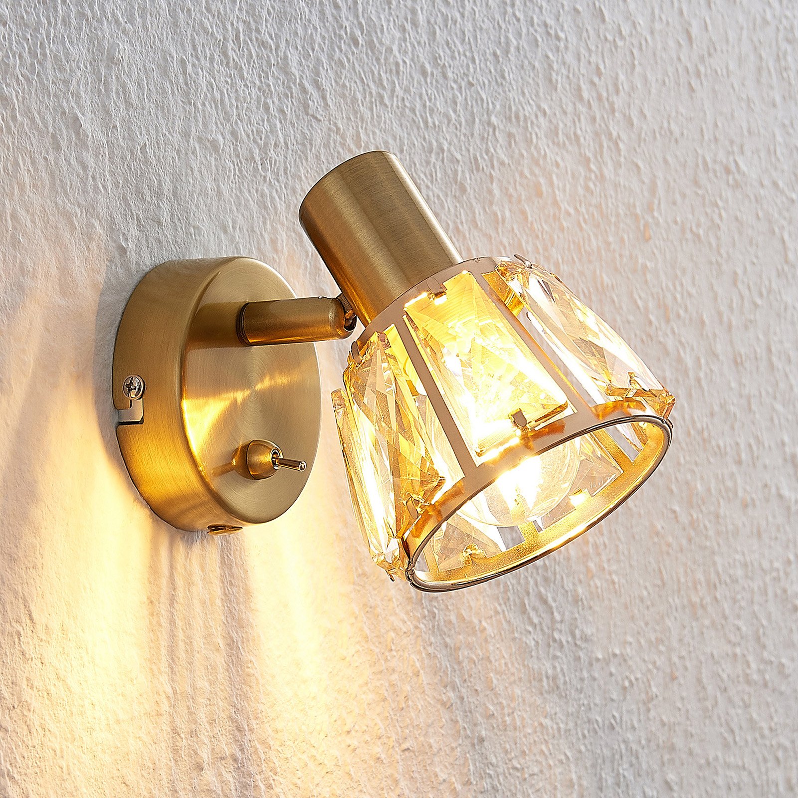 Lindby Kosta wall light with switch, brass