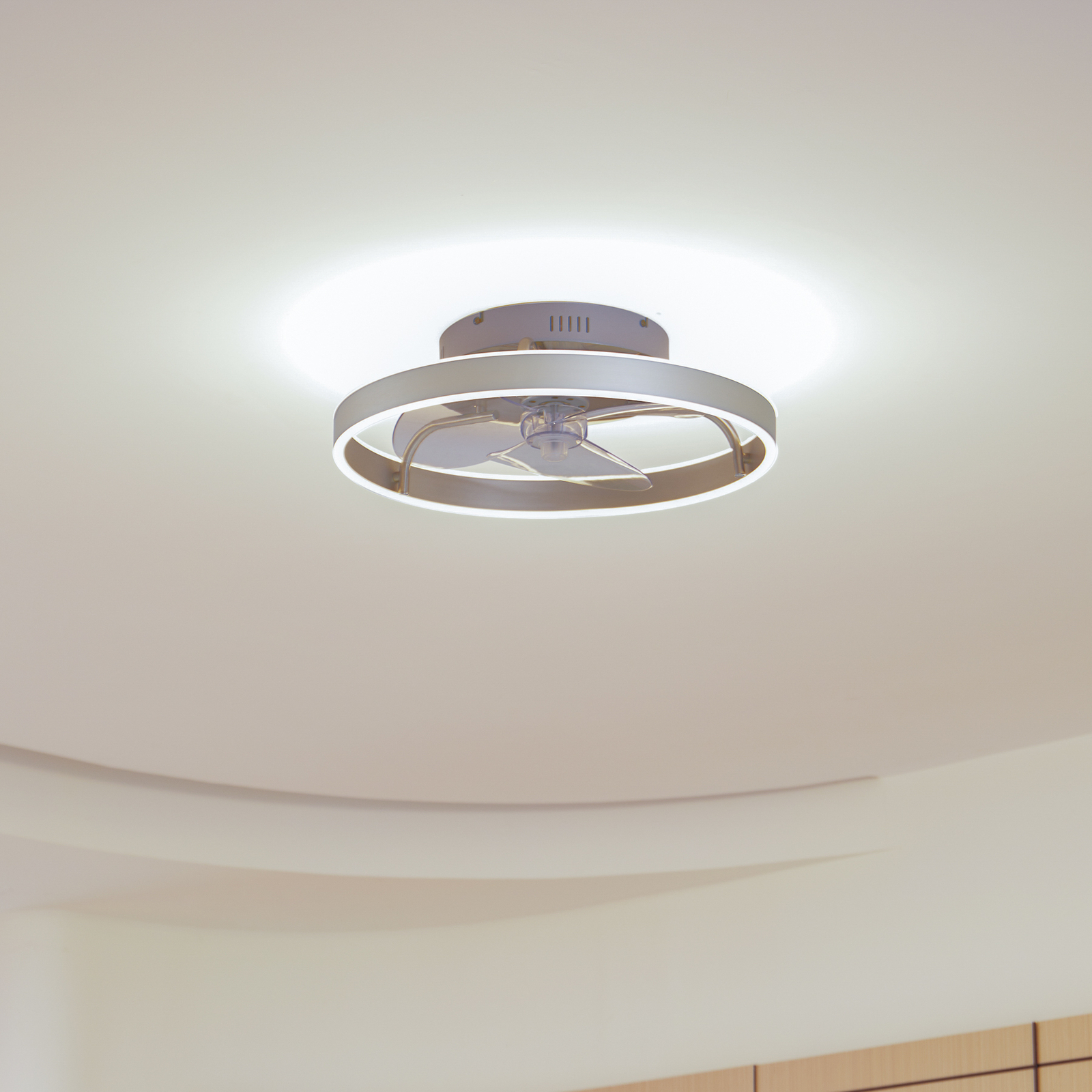 Lindby Ventilateur de plafond LED Momitu, argenté, silencieux, Ø 14 cm