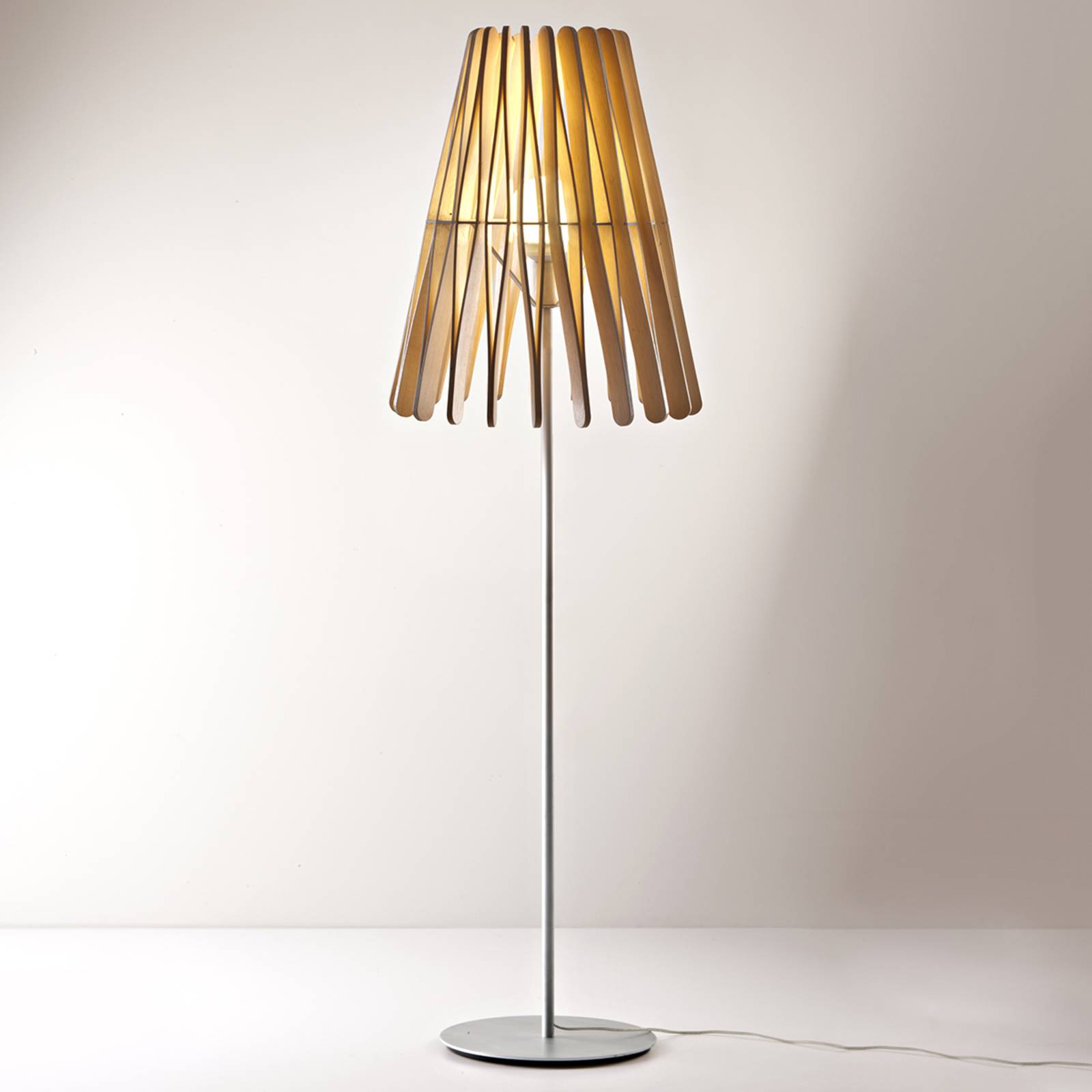 Fabbian Stick lampadaire en bois conique