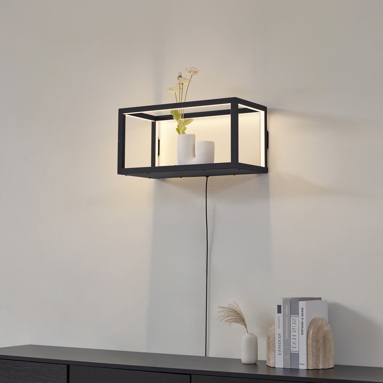Lindby LED-vägglampa Birta, hängande, stickkontakt, hylla, 51 cm