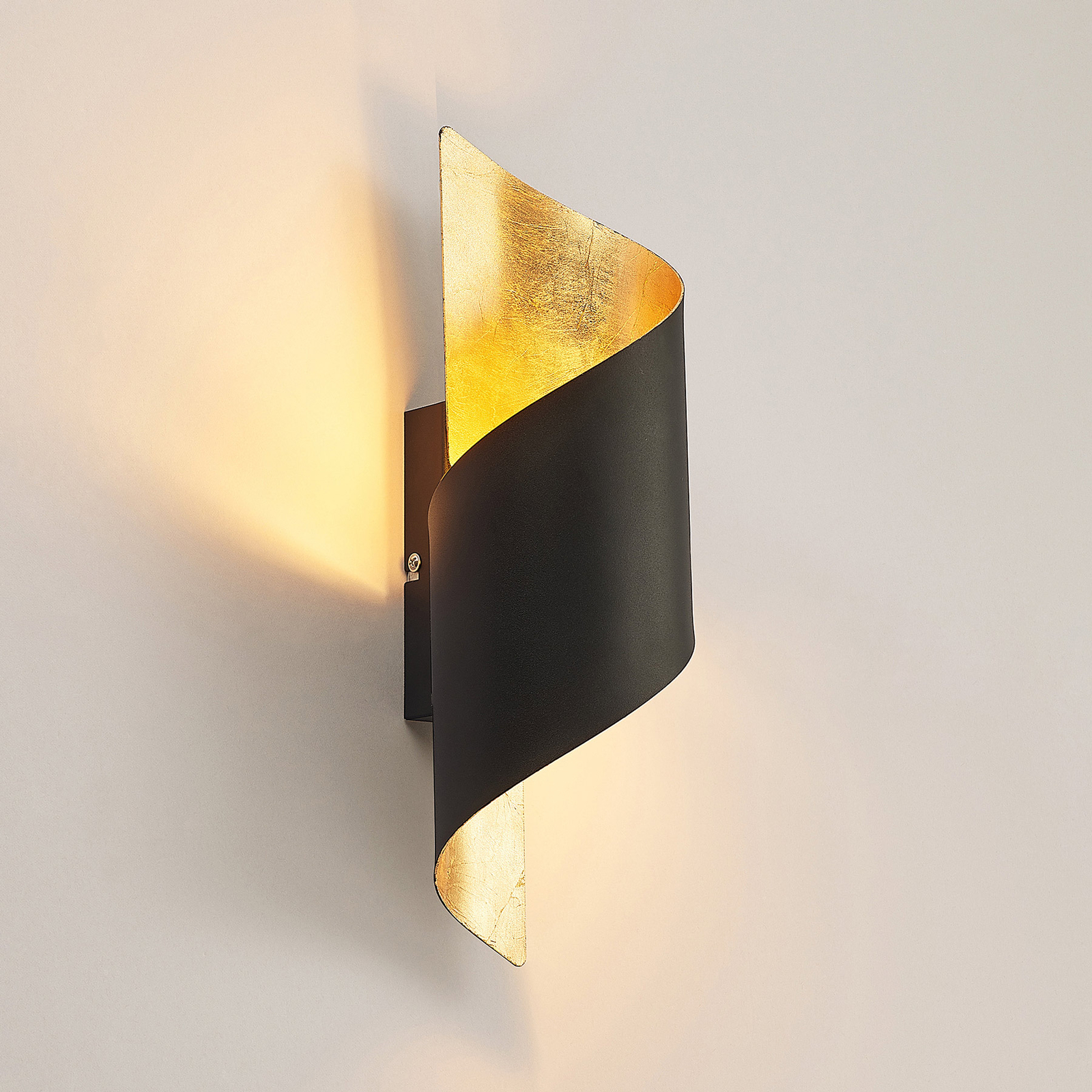 Lindby Chenotara Wandlampe in Schwarz und Gold